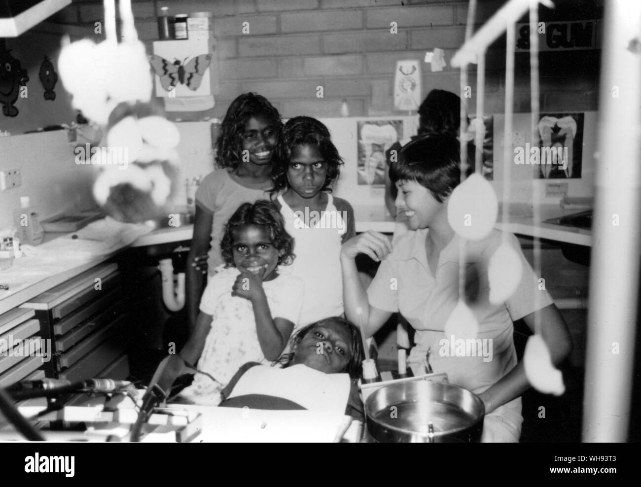 Tookie Gill brachte zahnmedizinische Hygiene in die Wüste. Tookie Gill arbeitet als Dental therapist für die Nördlichen Territorien staatlichen Grundschulen besuchen und eine mobile Einheit auf Reisen nach Pine Creek, Bamilyi Aboriginal Siedlungen. Stockfoto