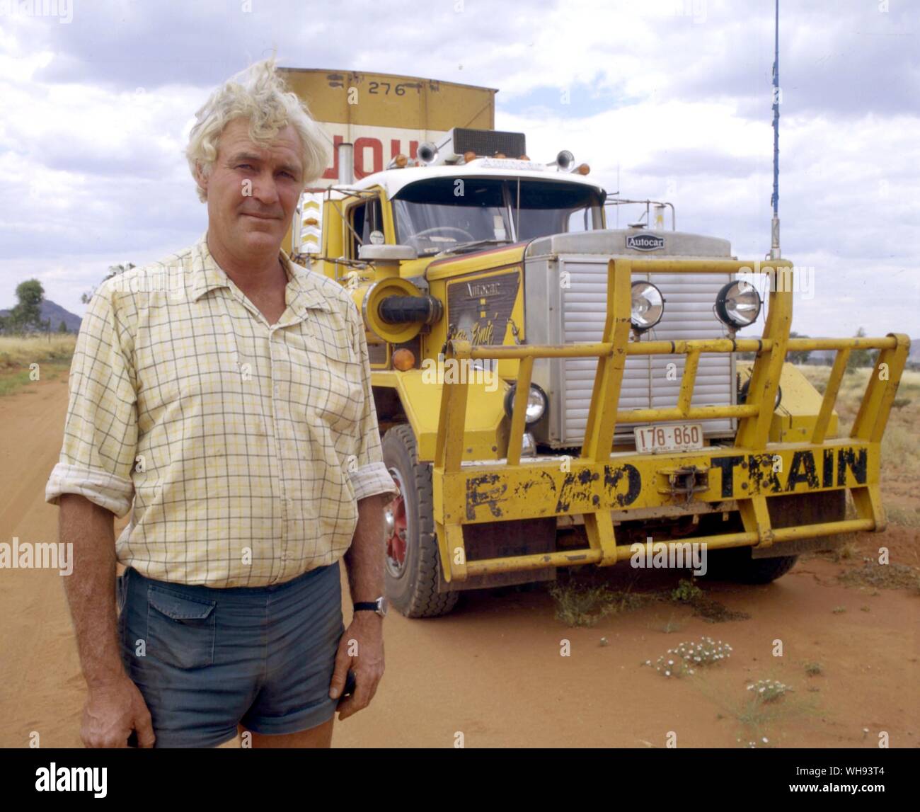 Perry die wissenschaftliche truckie nimmt Lieferungen zu Giles Meteorological station in seinem Truck Big Ernie Stockfoto