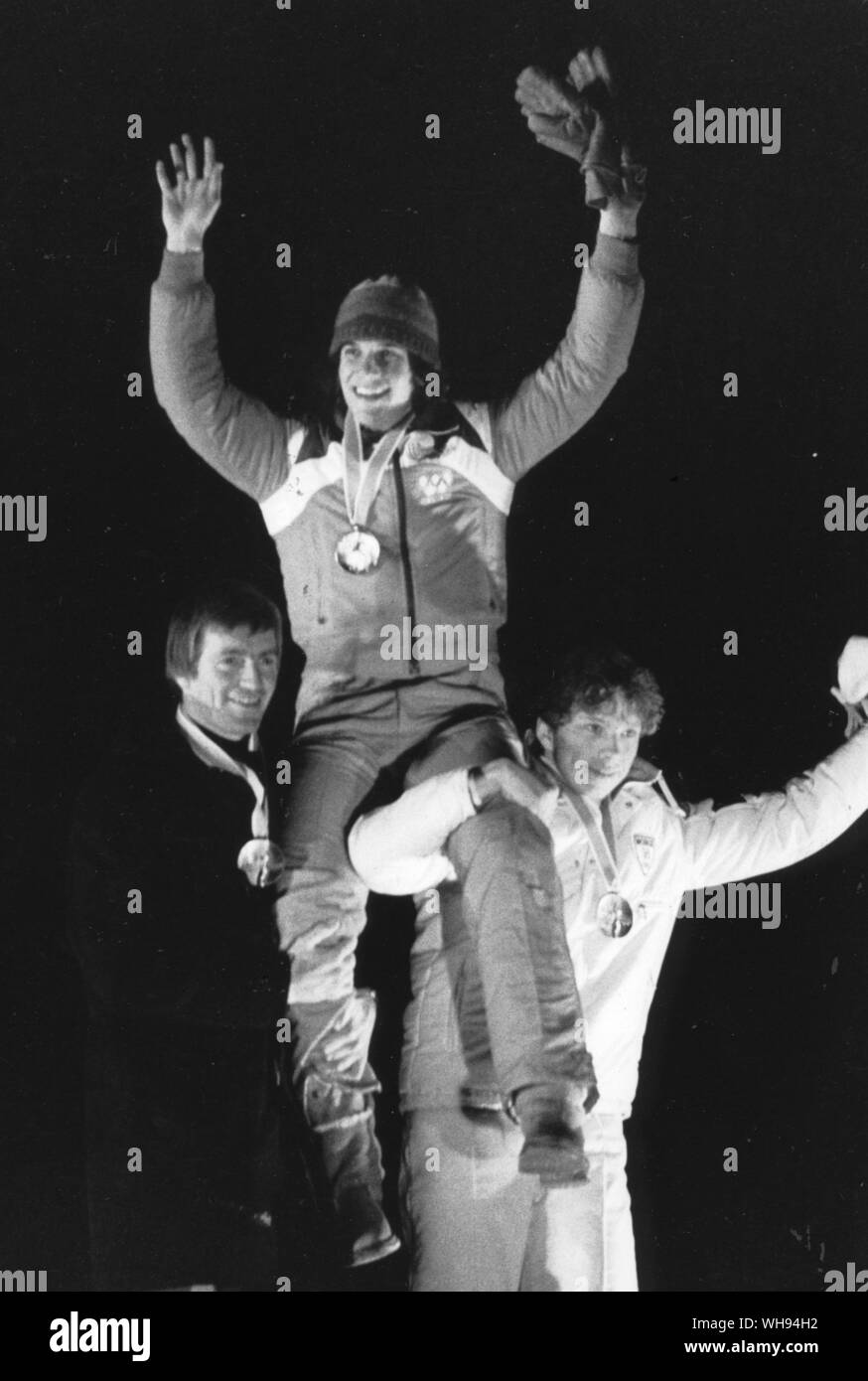 Eric Heiden (Vereinigte Staaten) durchgeführt werden Schulter hoch, nachdem er dieses fünfte Goldmedaille von Lake Placid 1980 Stockfoto