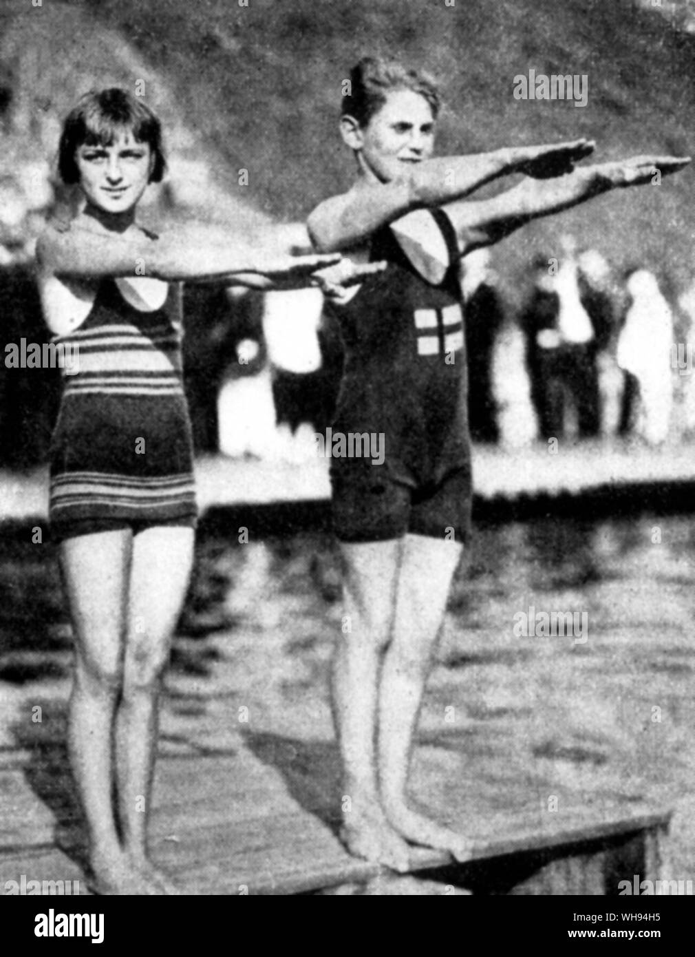 Zwei Medaille gewinnen Kinder 14-jähriges Aileen Riggin (USA) nahm die Feder board Tauchen und Nils Skoglund (Schweden) 13 Das Silber in der Ebene hoch tauchen bei den Olympischen Spielen 1920 in Antwerpen Stockfoto