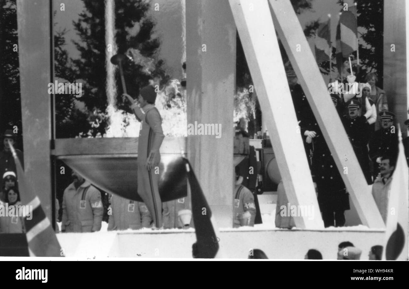 1980 Winter Olympics - Lake Placid, USA. Charles Morgan Kerr (USA) Beleuchtung die Olympische Flamme während der Eröffnungsfeier. 13. Februar 1980. Stockfoto