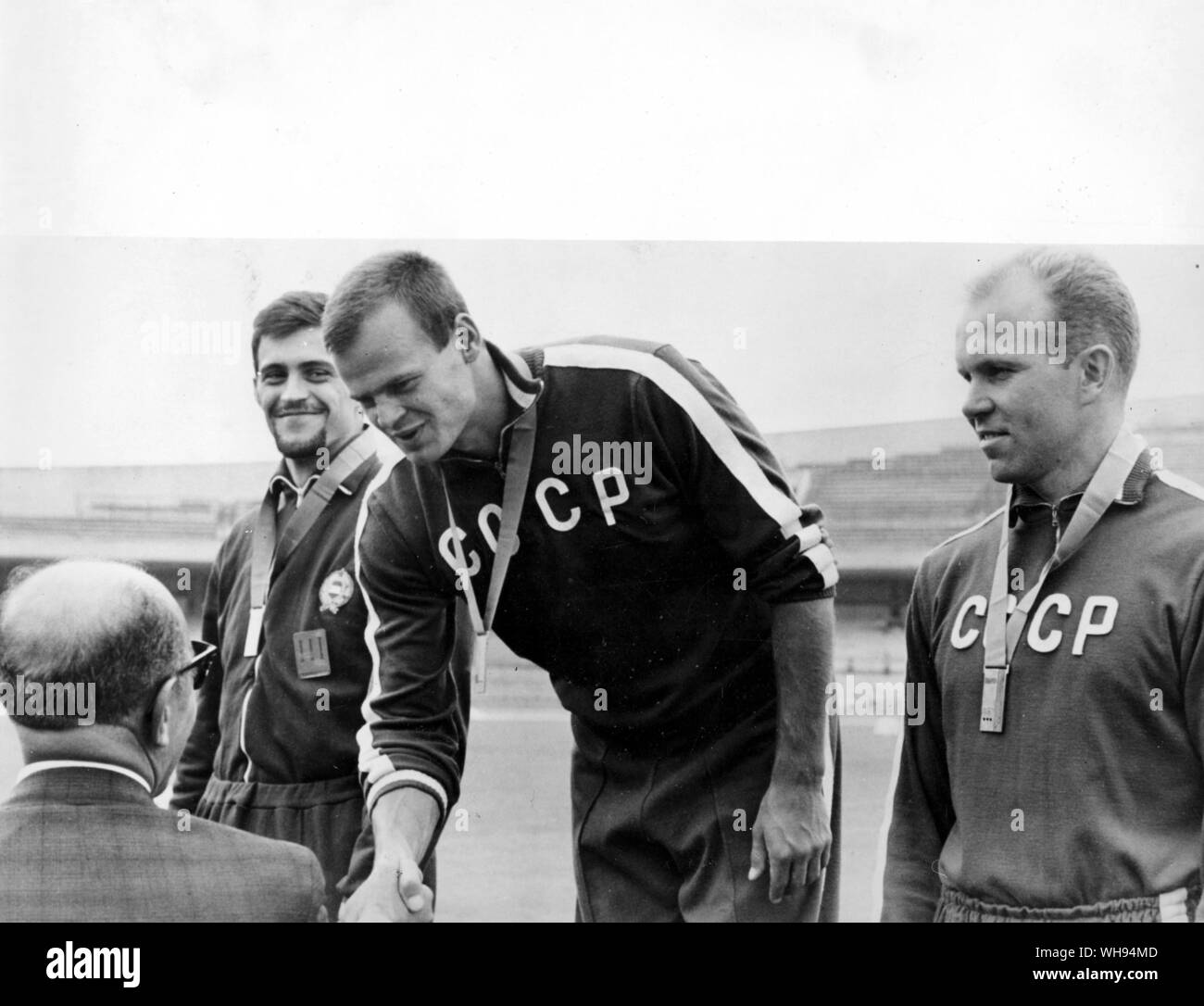 Mexiko City Mini-olympiade 1967: Russlands Ian Lusis gratuliert von der mexikanischen Stadt Bürgermeister, Alfonso Corona Del Rosal für eine Goldmedaille gewinnen Speerwurf von 85.19 Meter. Links ist die Ungarische Miklos Nemeth, die Silber gewann und auf der rechten Seite ist Russisch, Mart Paana, wer gewann Bronze.. Stockfoto