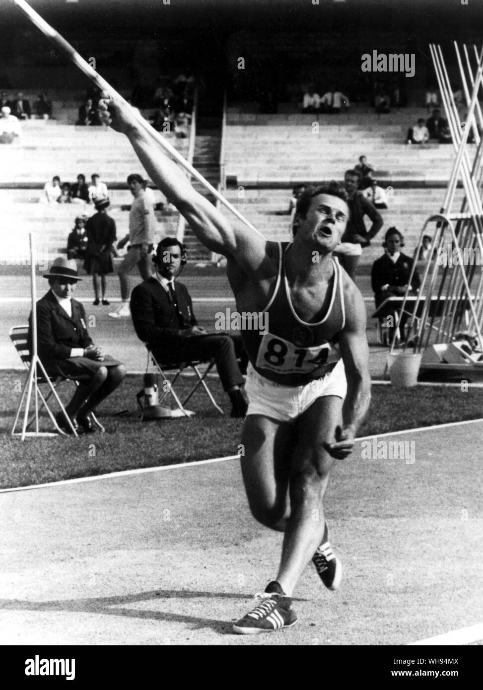 Mexiko Stadt Olympia 1968: Yanis Lusis der UDSSR schleudert den Speer 90.10 Meter die Goldmedaille zu gewinnen. Stockfoto
