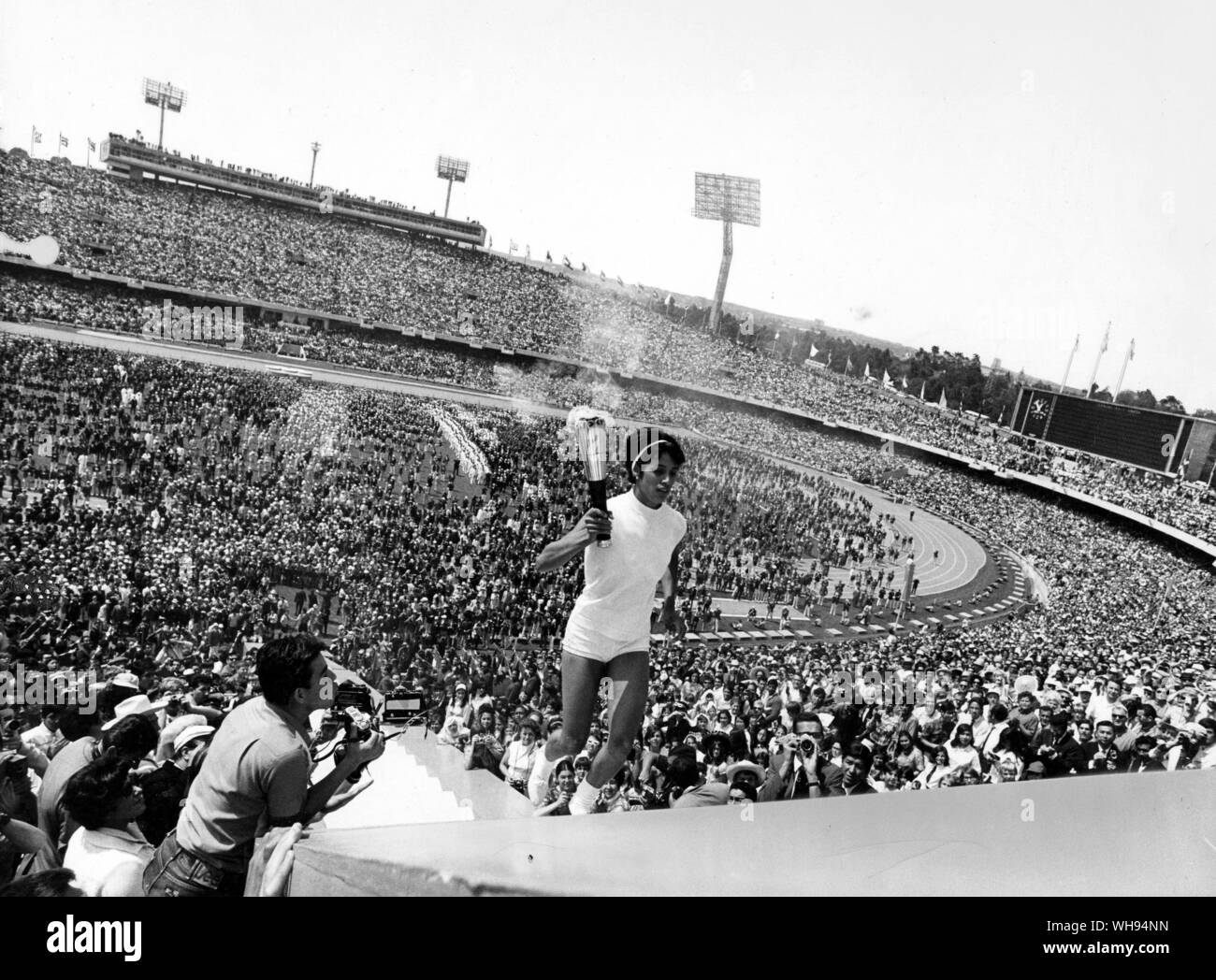 Mexiko City Olympics 1968, Oktober: Enriqueta Basilo, die 20 Jahre alt, halb-miler läuft bis die 90 Schritte im Hinblick auf die Olympische Fackel die Olympische Flamme. Sie ist die erste Frau in der Geschichte der berühmten Flamme Licht.. Stockfoto