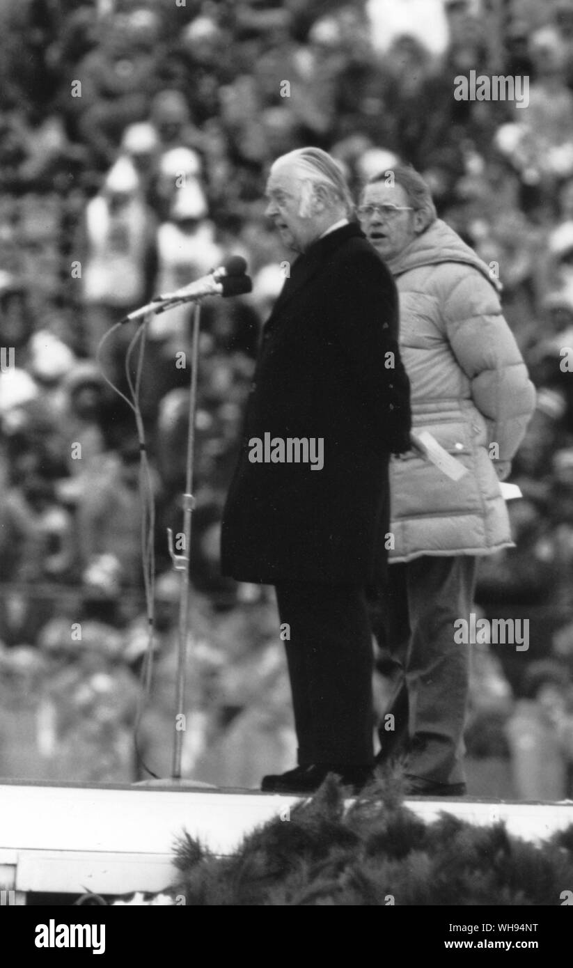 1980 Winter Olympics - Lake Placid, USA. Lord Killanin und Reverend J. Bernard fiel während der Eröffnungsfeier. 13. Februar 1980. Stockfoto