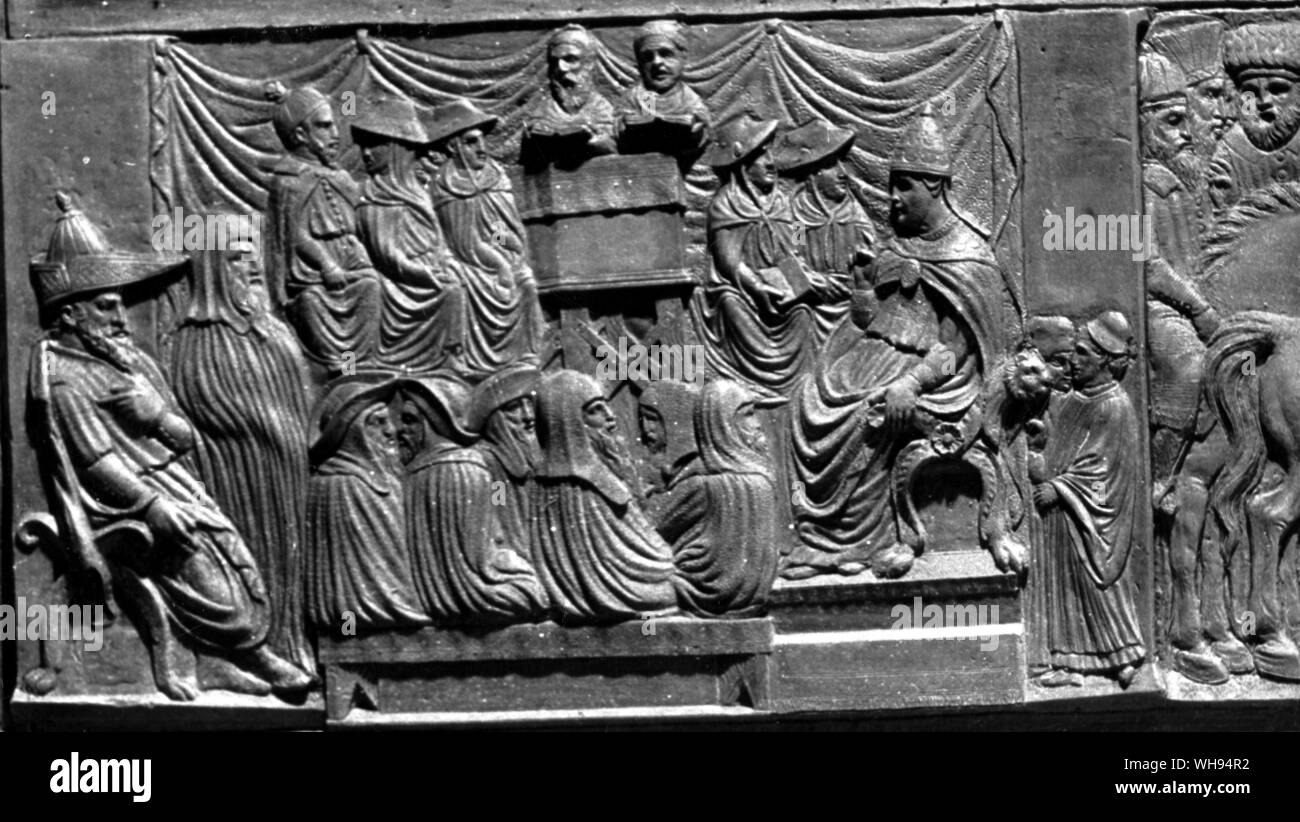 Kardinäle in ihren Copes' an der Ökumenischen Konzil von 1439 sitzen, auf der rechten der Papst, auf der linken die Kaiser. Von einem bronze Tür Detail von Filarete bei St. Peter in Rom. Stockfoto