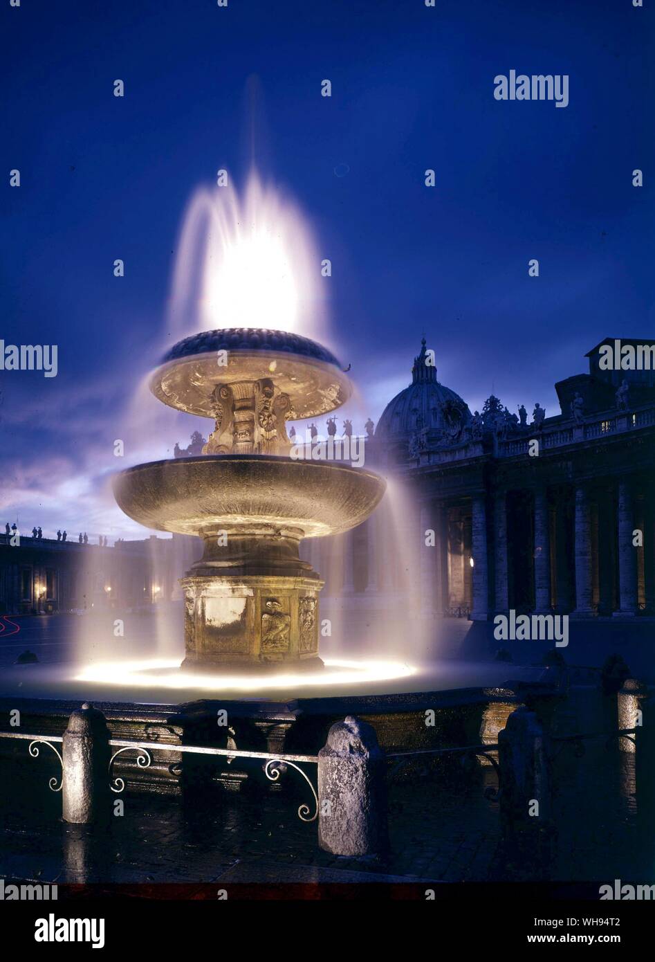 Die Maderno Brunnen von Bernini rekonstruiert auf der Nordseite von St. Peter piazza Stockfoto
