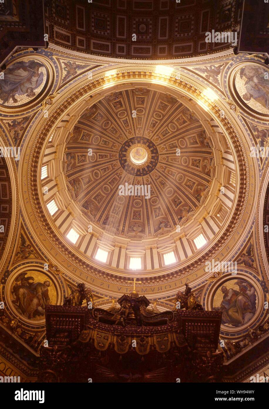 Im Inneren der Kuppel des Petersdoms Stockfoto