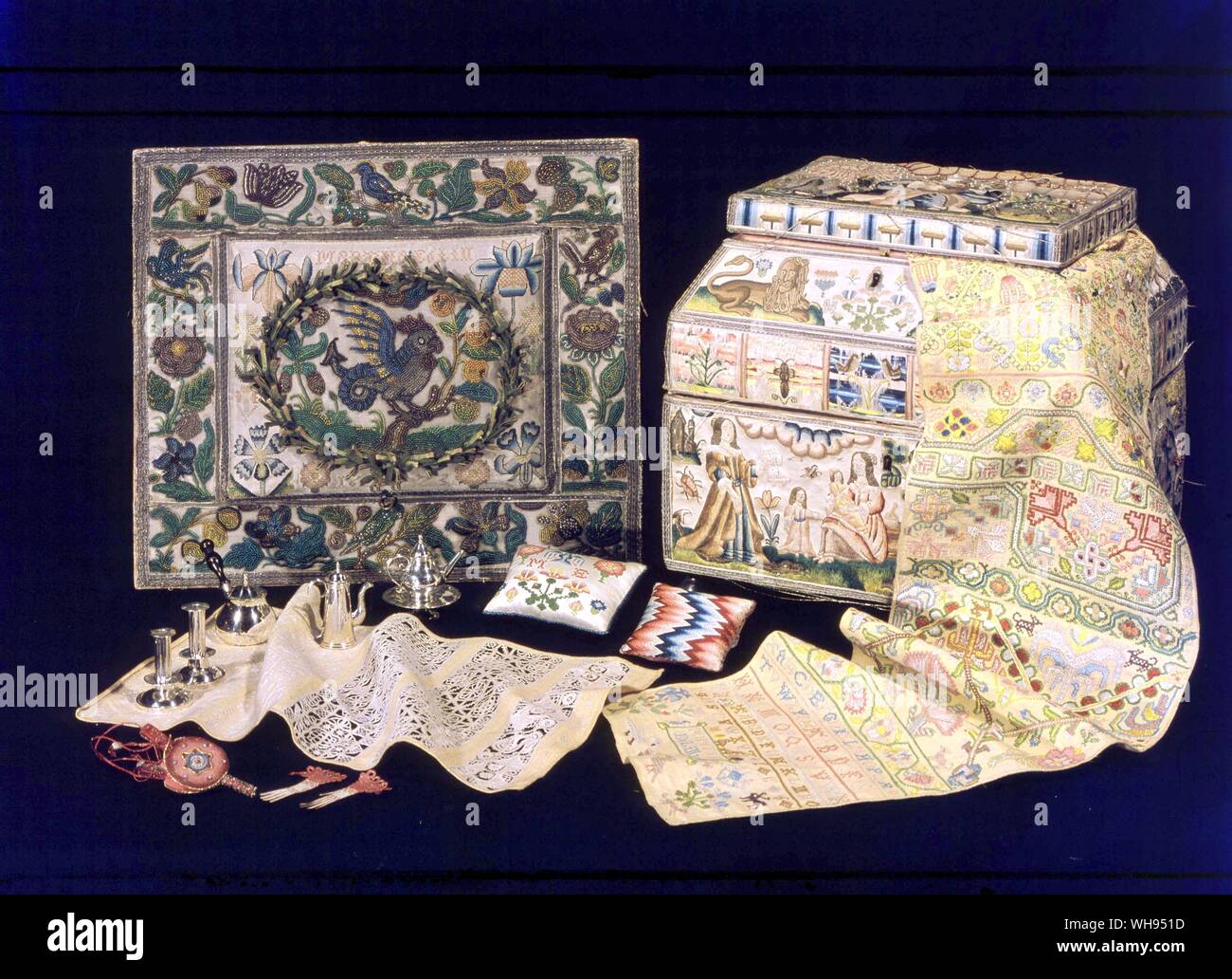 Sampler und Jewel Box bestickt von Martha Edlin. Stockfoto