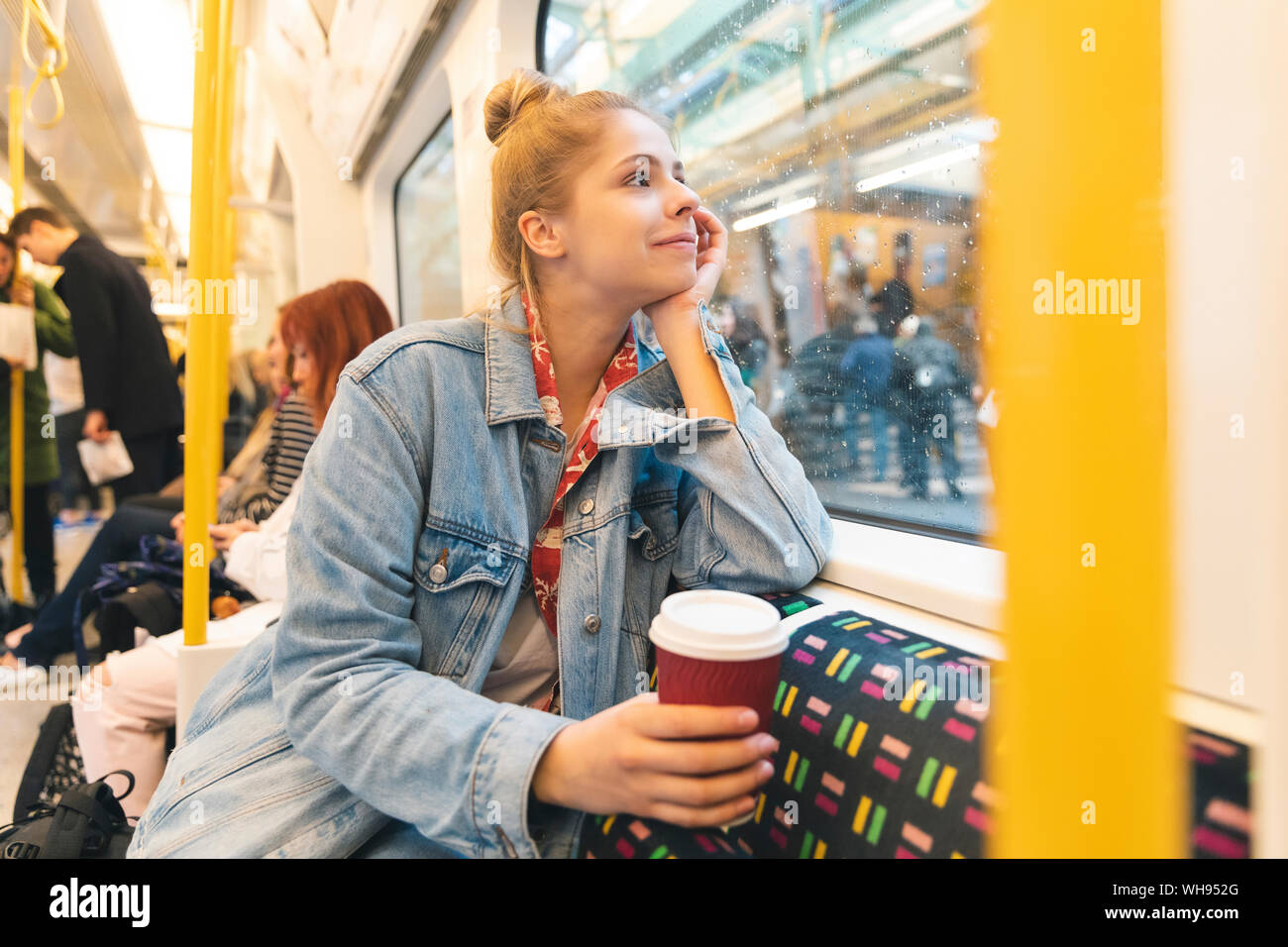 Junge Frau mit dem Zug unterwegs und suchen aus dem Fenster Stockfoto