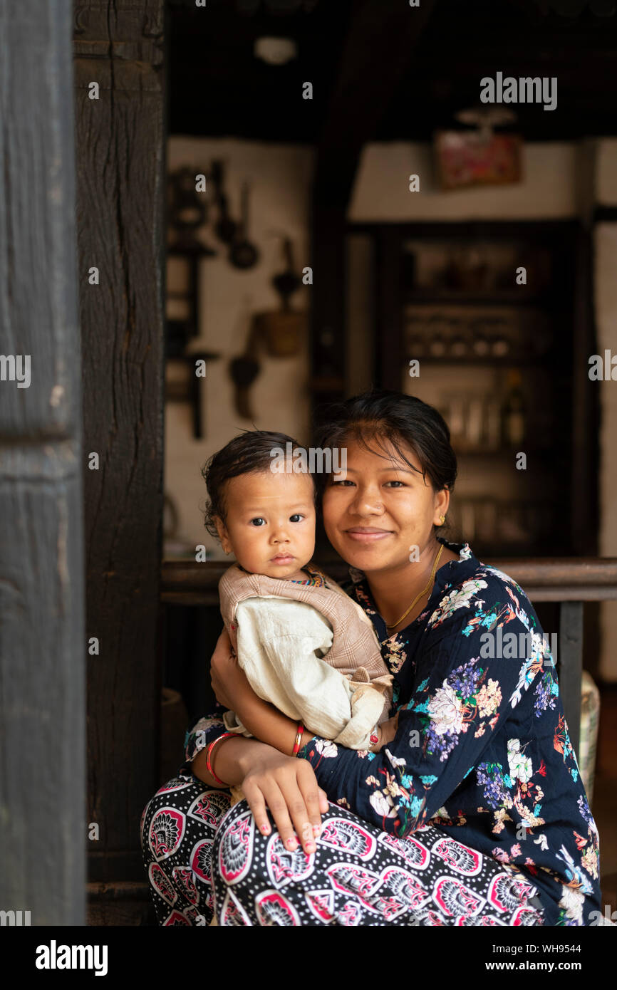 Ein Nepali Frau mit ihrem Baby, Nuwacot, Nepal, Asien Stockfoto