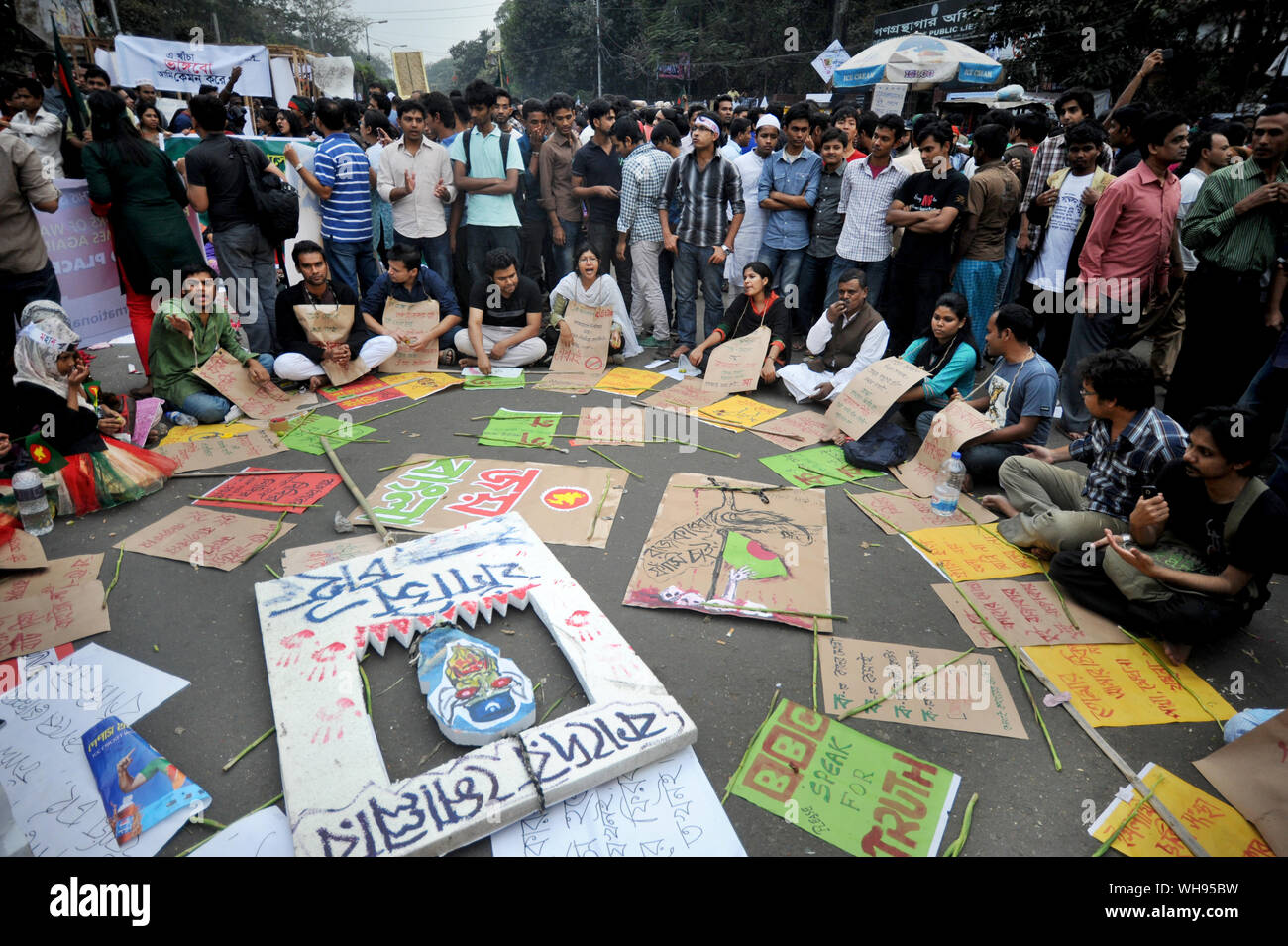 Dhaka, Bangladesch - Februar 08, 2013: Bangladesch sozialen Aktivisten an einer größten an Shahbag Kreuzung versammelt in Dhaka capit zu verlangen. Stockfoto