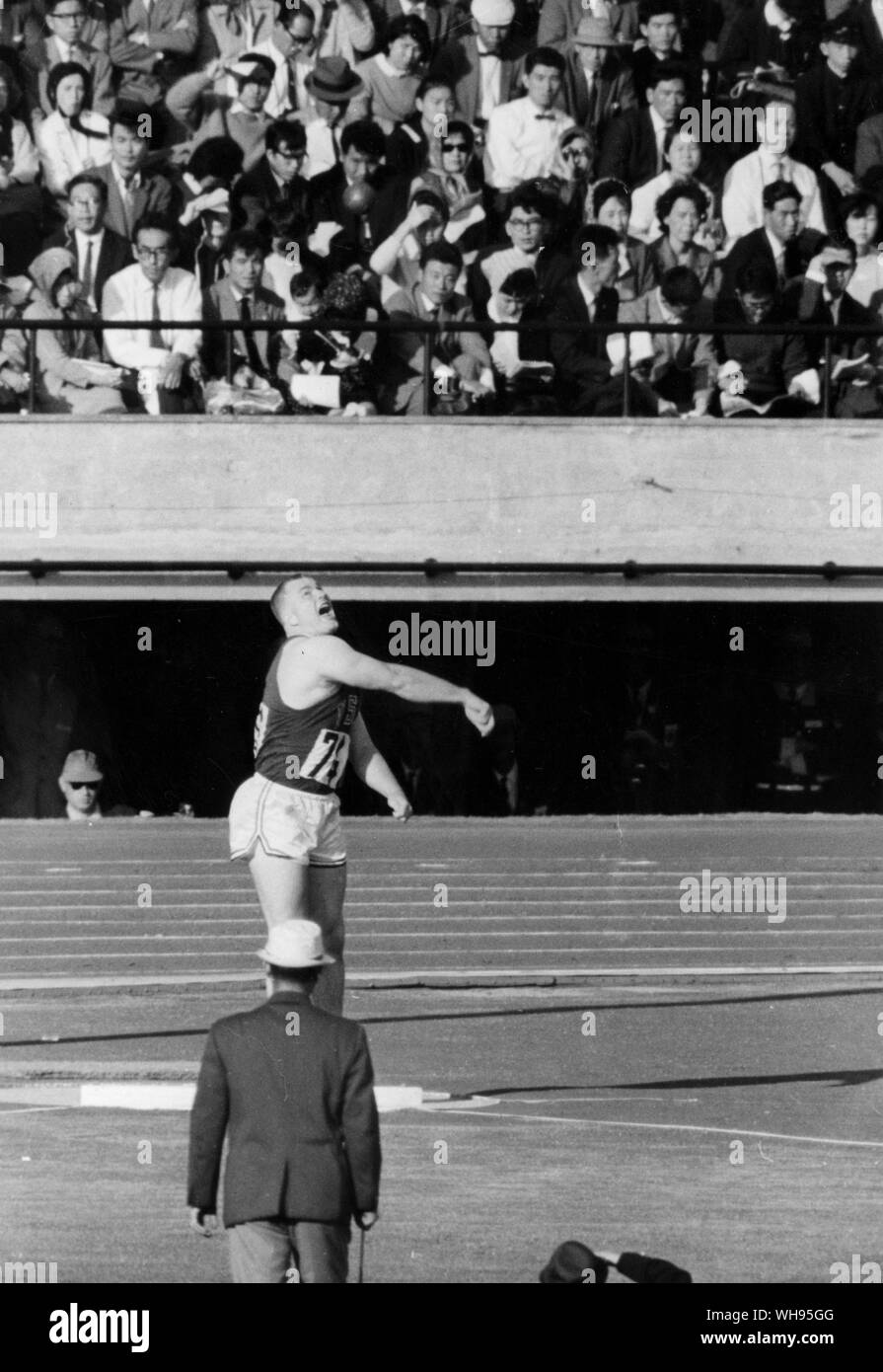 Japan, Olympischen Spielen in Tokio, 1964: Dallas Long (USA) konkurriert im Kugelstoßen und gewinnt die Goldmedaille. Stockfoto