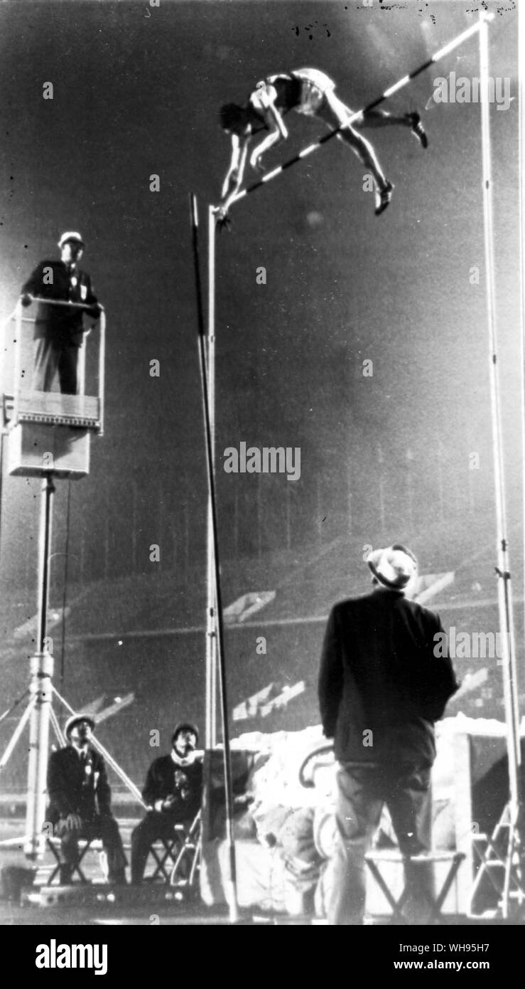 Japan, Olympischen Spielen in Tokio, 1964: Fred M Hansen von USA, Gewinner der Goldmedaille im Stabhochsprung Wettbewerb ist mit der gewinnenden Sprung von 5,10 m dargestellt. Stockfoto