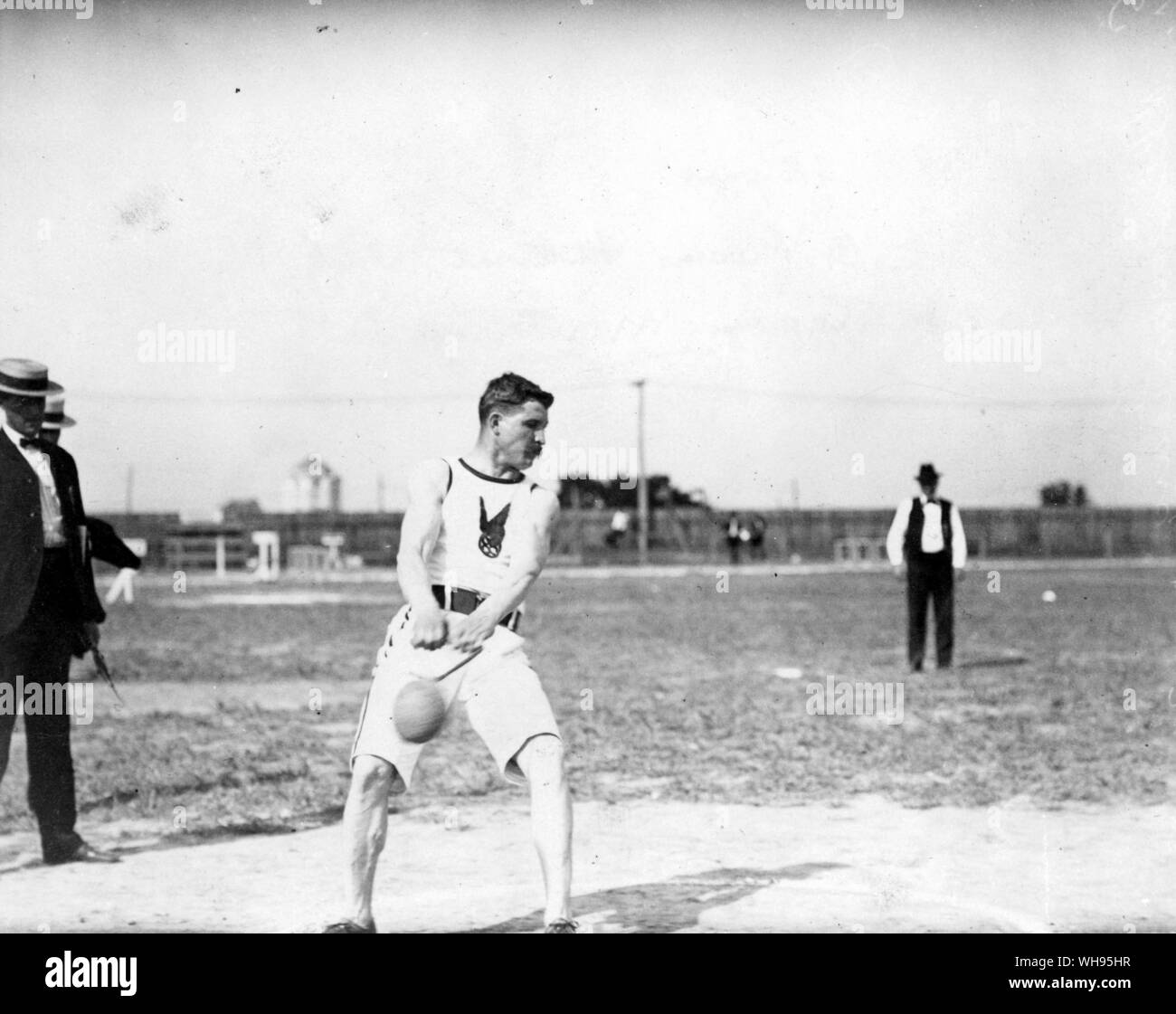 St. Louis, USA. 1904 Olympische Spiele: Etienne Desmarteau gewinnt den 56 Pound Hammer - werfen. Stockfoto