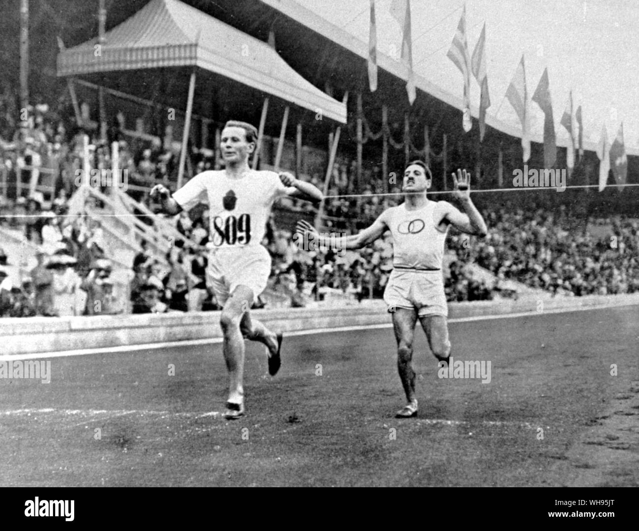 Eine der dramatischsten Ende der Spiele Hannes Kolehmainen (Finnland) über die in den letzten 30 Metern des 5000 Meter Ende an den Olympischen Spielen in Stockholm 1912 zu überholen Jean Bouin (Frankreich) Stockfoto