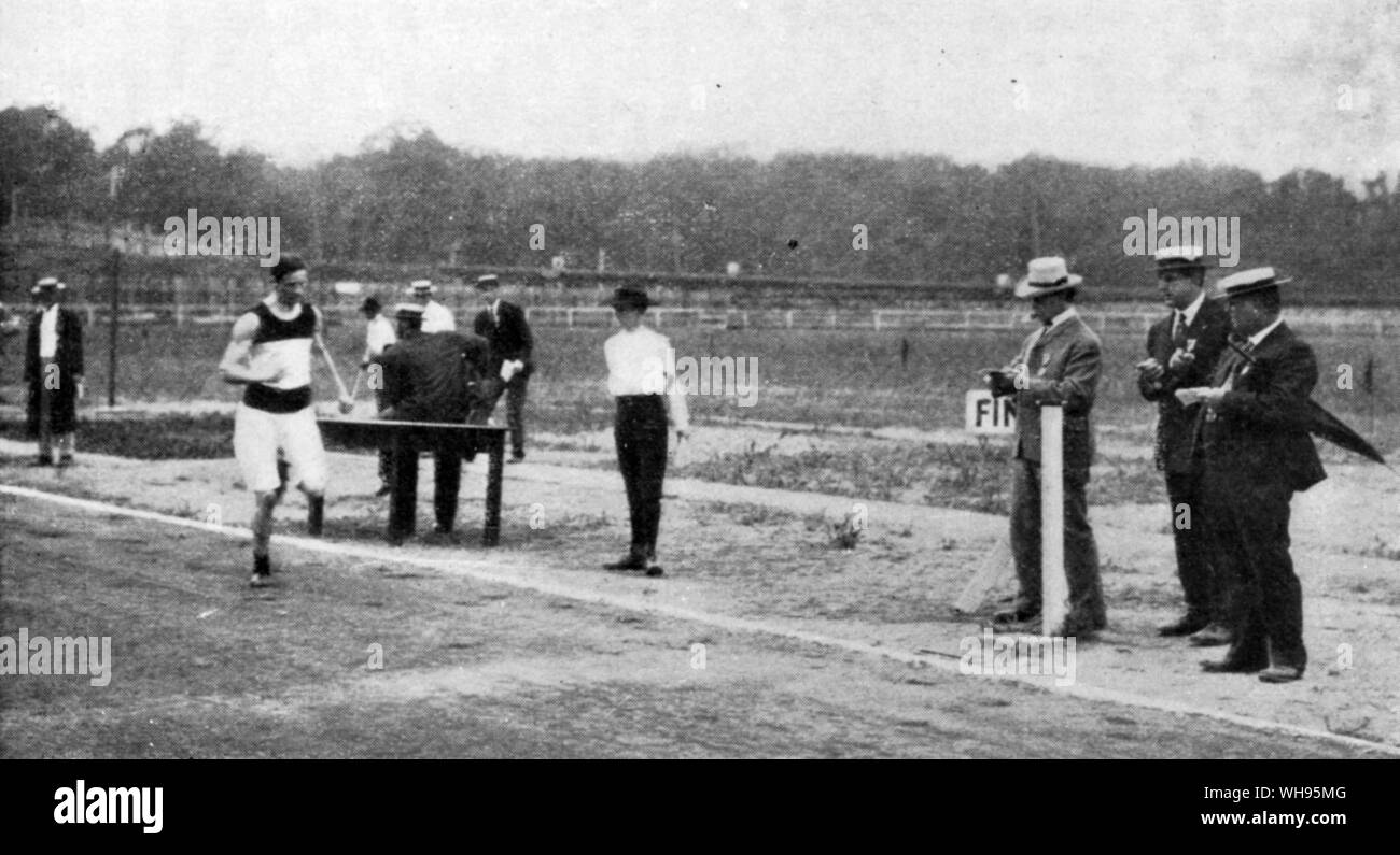 St. Louis, USA. Olympische Spiele 1904: Johannes Runge von Deutschland gewinnt die 880 yards Handicap, der einzige Titel Event von einem Europäischen Athlet gewann. Stockfoto