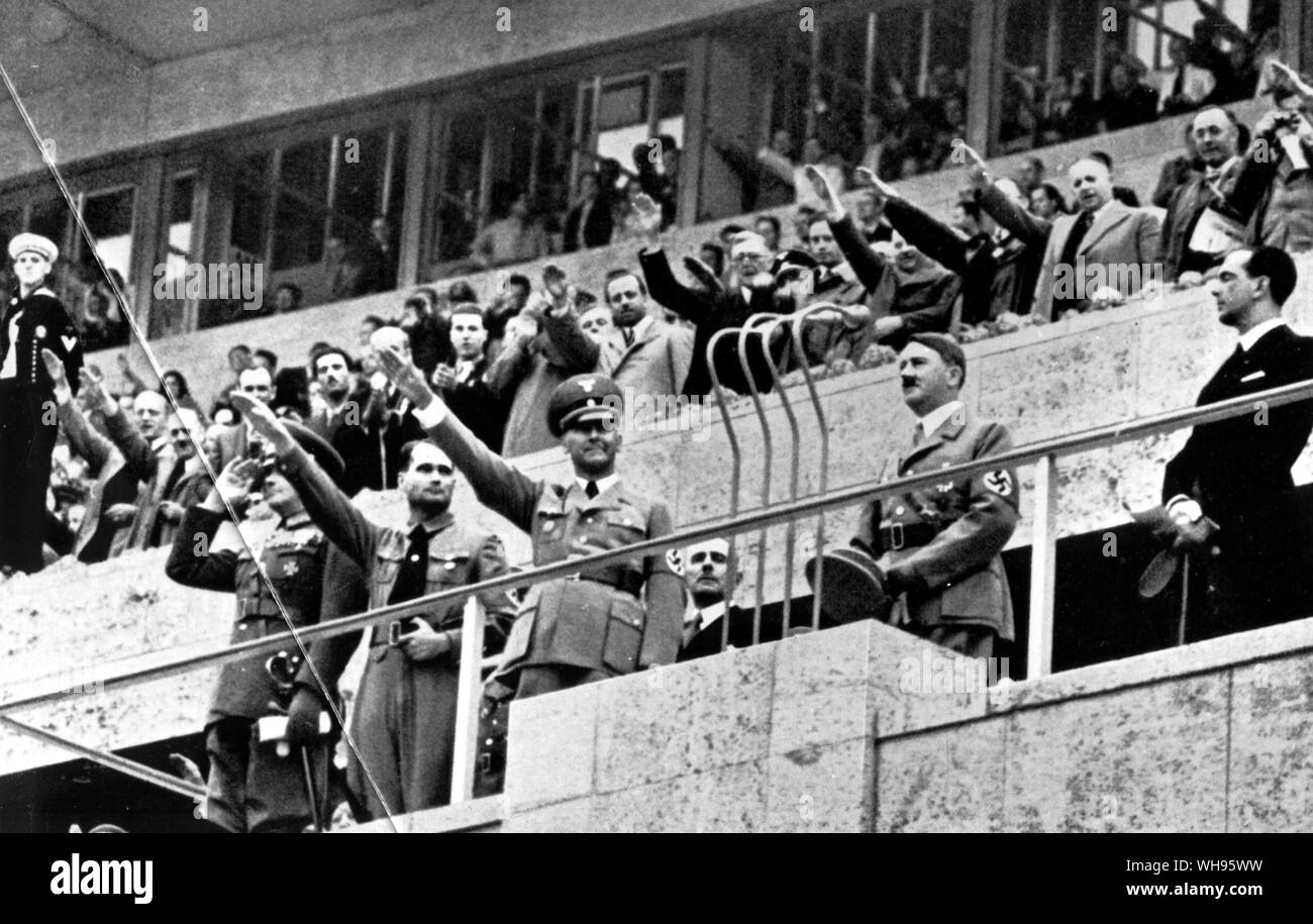 Adolf Hitler bei der Eröffnung der Olympischen Spiele in Berlin 1936 Links Reich, Minister Fuchs, Rudolf Hess und Feldmarschall von Blomberg. Rechts der Kronprinz von Italien Stockfoto