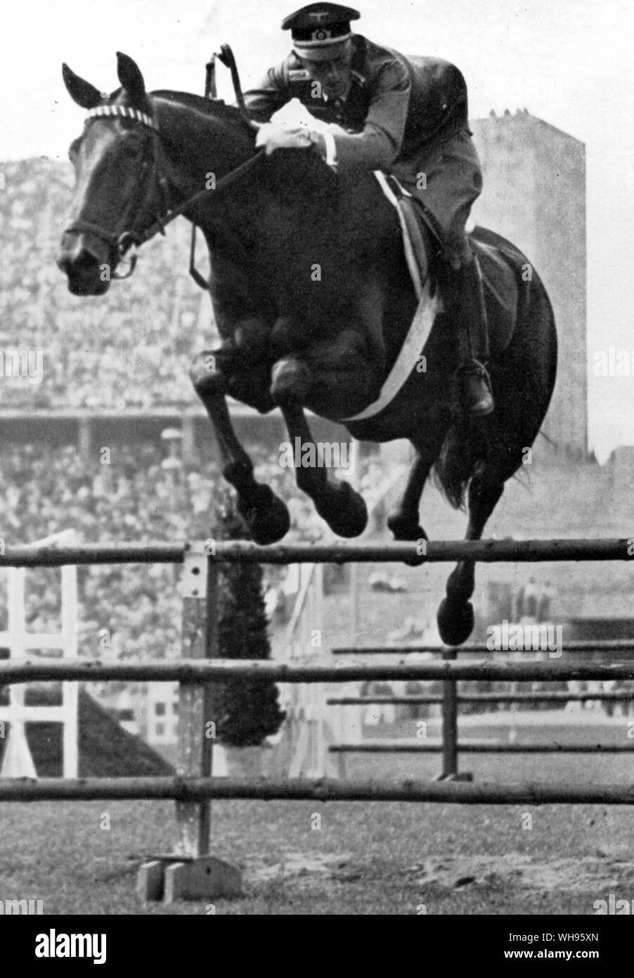 Kapitän Stubbebdorf (Deutschland) auf Pferd Nurmi während springen drei Tag Ereignis Olympia Berlin 1936 Stockfoto