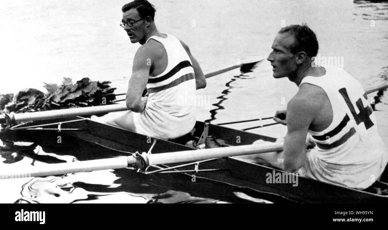 Jack Beresford (rechts) und Leslie Southwood (Gt Großbritannien) nach ihrem Sieg in der doppelten Sculls Olympische Spiele Berlin 1936. Stockfoto
