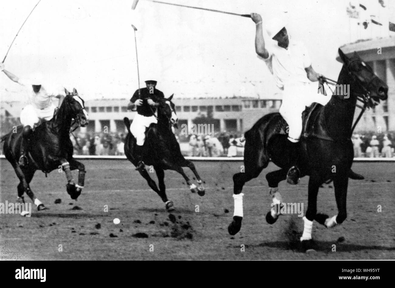 Mit unvergleichlichen Team spielen und Super reiten die argentinischen Spieler leichte Shirts Abwehr den Angriff eines mexikanischen Reiter Polo Olympischen Spiele in Berlin 1936 Stockfoto