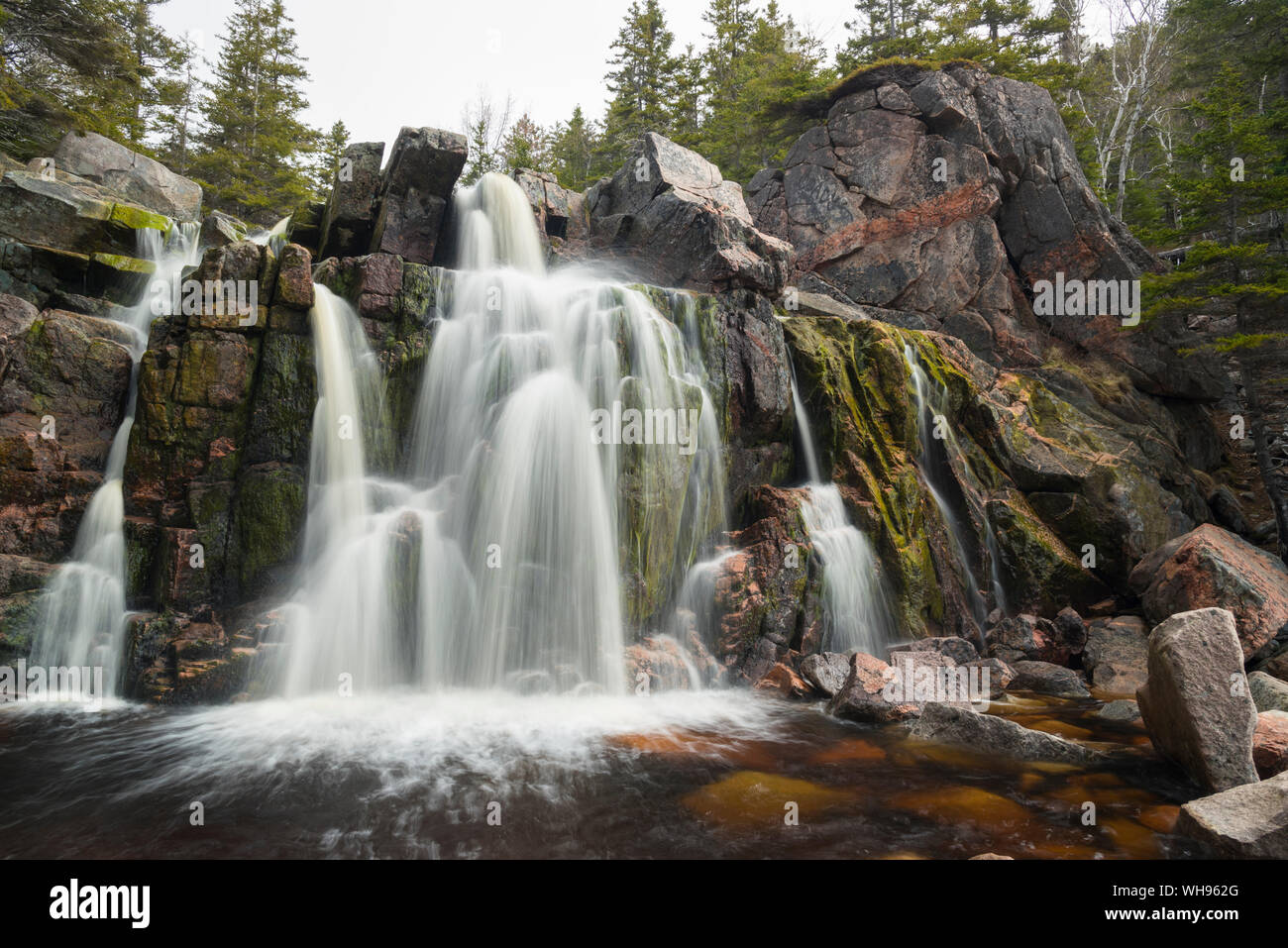 Schwarz Bach Cove Beach Wasserfall, Cape Breton Island, Nova Scotia, Kanada, Nordamerika Stockfoto