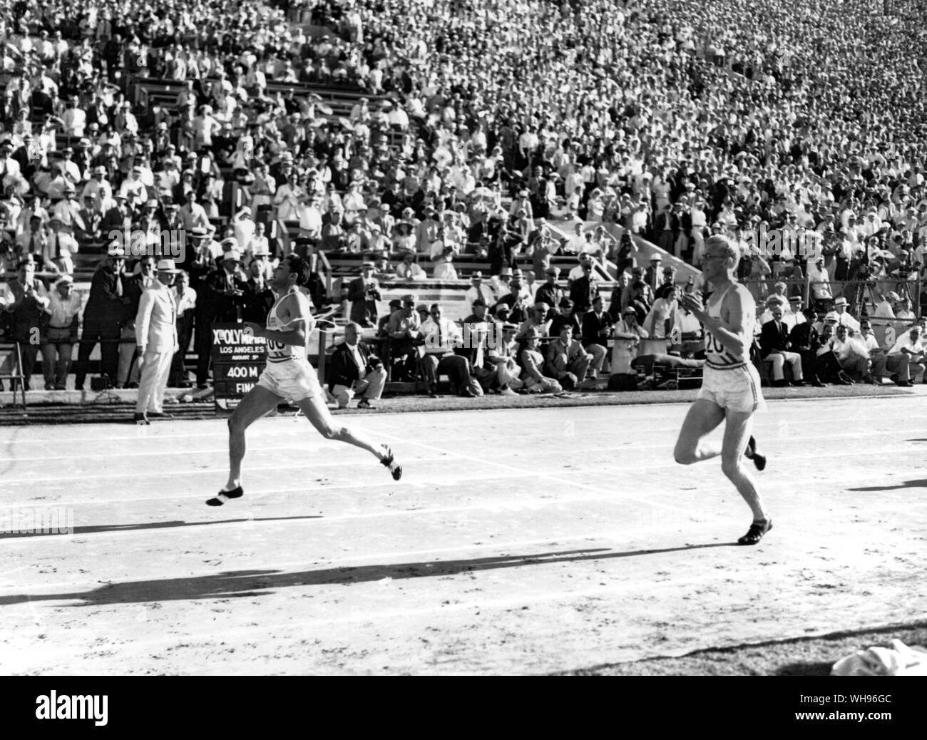 Die USA Bill Carr kreuze Ziellinie zu 400 Meter laufen in der Olympischen Spiele Los Angeles 1932 5. August kommenden zweiten Gewinn ist Ben Eastman der USA. Stockfoto