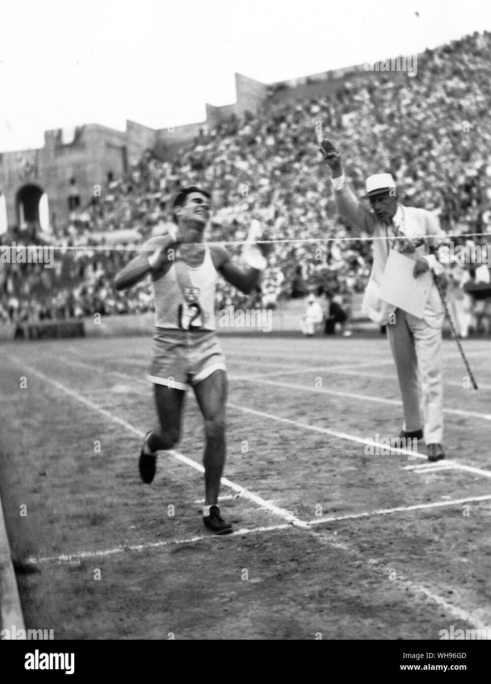 Juan Carlos Zabala (Argentinien) Oberflächen und gewinnt den Marathon 1932 Los Angeles am 9. August 1932 Stockfoto
