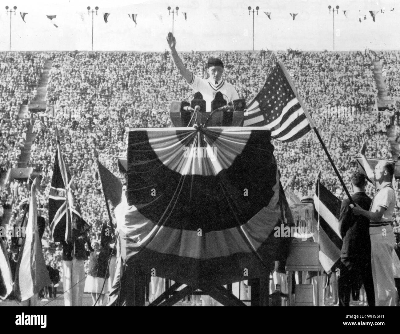 George Calnan Mitglied der den Vereinigten Staaten Mannschaft spricht die Olympischen Eid ein die Eröffnungsfeier der Olympischen Spiele in Los Angeles 1932 Stockfoto