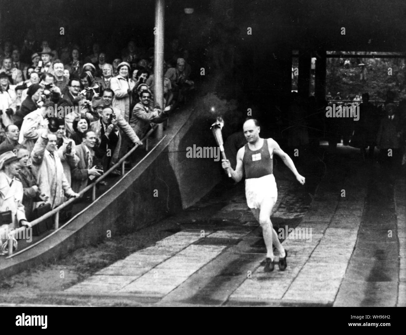 Finnland, Helsinki/Olympics, 1952: Paavo Nurmi von Finnland ist die Olympische Fackel - Träger. Stockfoto