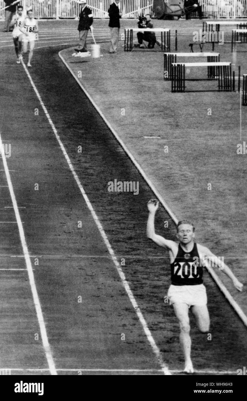 Aus., Melbourne, Olympics, 1956: Vladimir Kuts (UDSSR) kreuzt die Linie der 5000 Meter zu gewinnen. Hinter an der Wende in der Geraden ist Derek Ibbotson, mit Gordon Kiefer über ihn, den zweiten Platz zu nehmen. Stockfoto