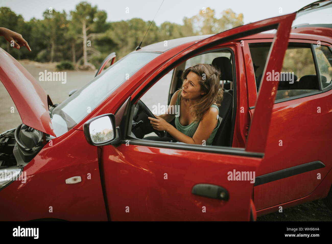 Frau im Auto sitzen, mit einer Aufschlüsselung Stockfoto