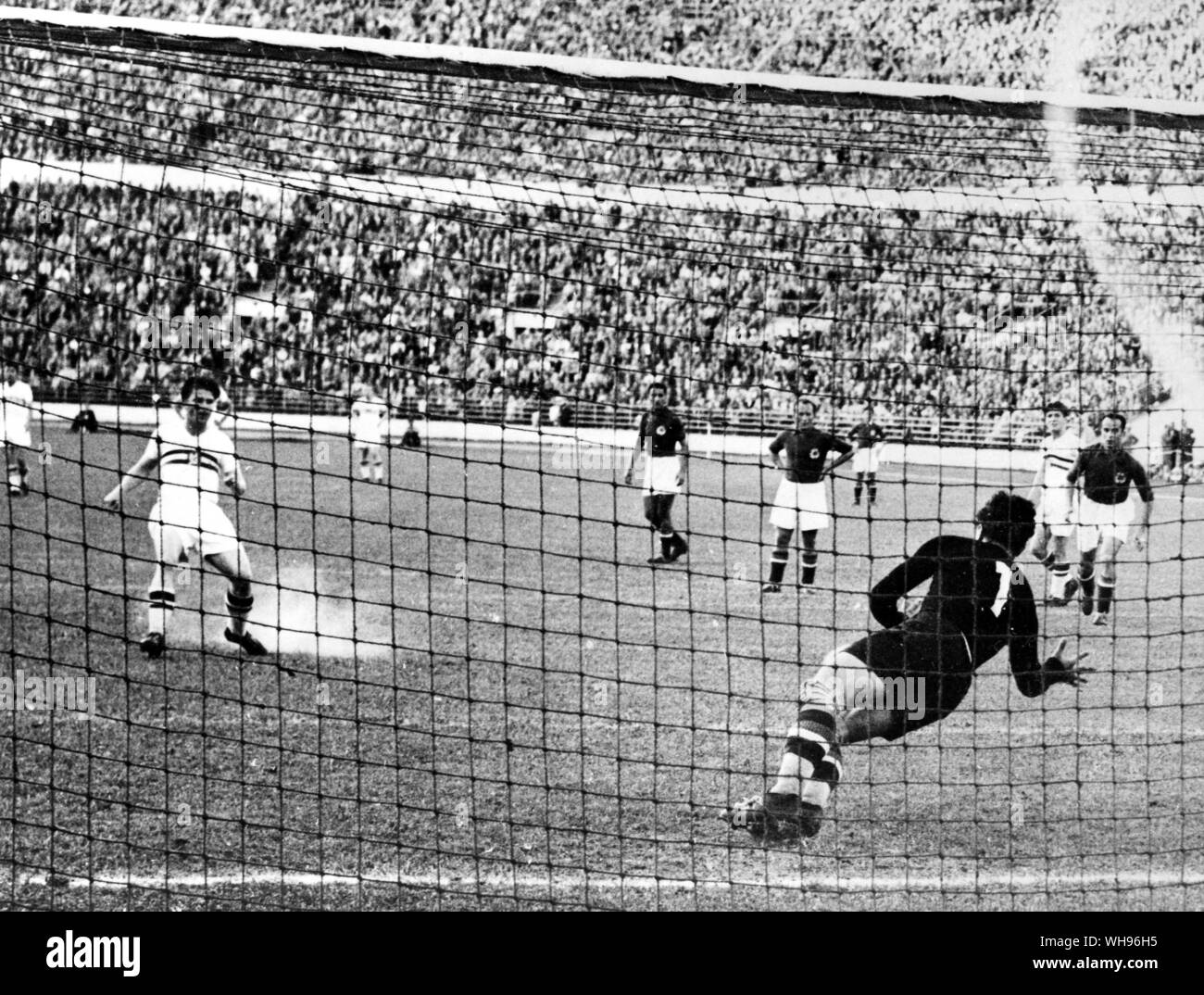 Finnland, Helsinki/Olympics, 1952: Aktion aus dem Olympischen Fußball-Finale. Ungarn 2, Jugoslawien 0. Stockfoto