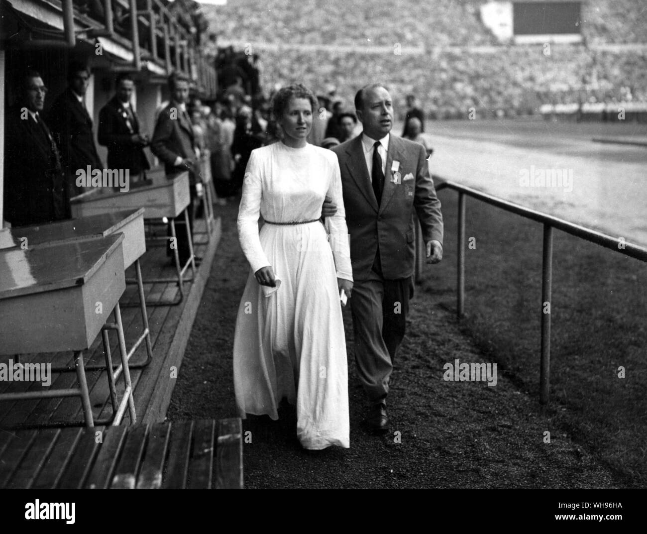 Finnland, Helsinki/Olympics, 1952: Barbara Pleyer ist vom Podium begleitet Sie versuchte, den Olympischen Eid bei der Eröffnungszeremonie zu schwören.. Stockfoto