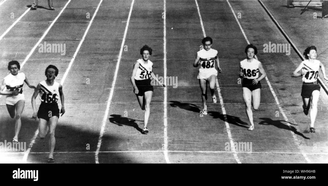 Aus., Melbourne, Olympics, 1956: Betty Cuthbert (Australien) gewinnt das 200m-Finale von Christa Stubnik (Deutschland). Stockfoto