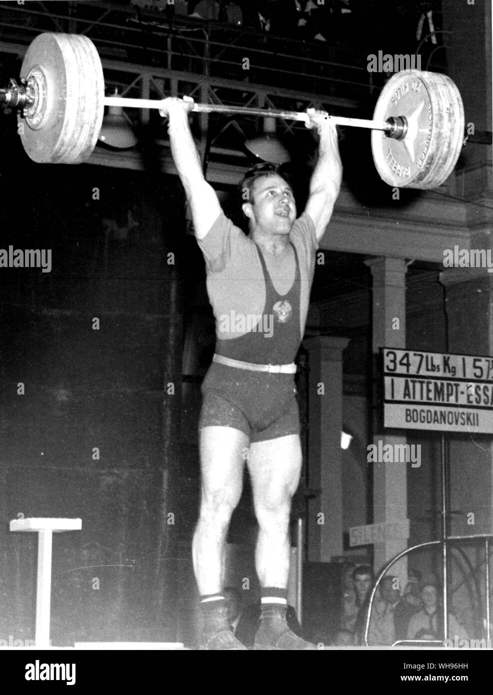 Aus., Melbourne, Olympics, 1956: Russlands Fedor Bogdanovski zuckt 157,5 kg im Mittelgewicht weightlifting Wettbewerb. Er gewann den Wettbewerb mit insgesamt 420 kg. Stockfoto