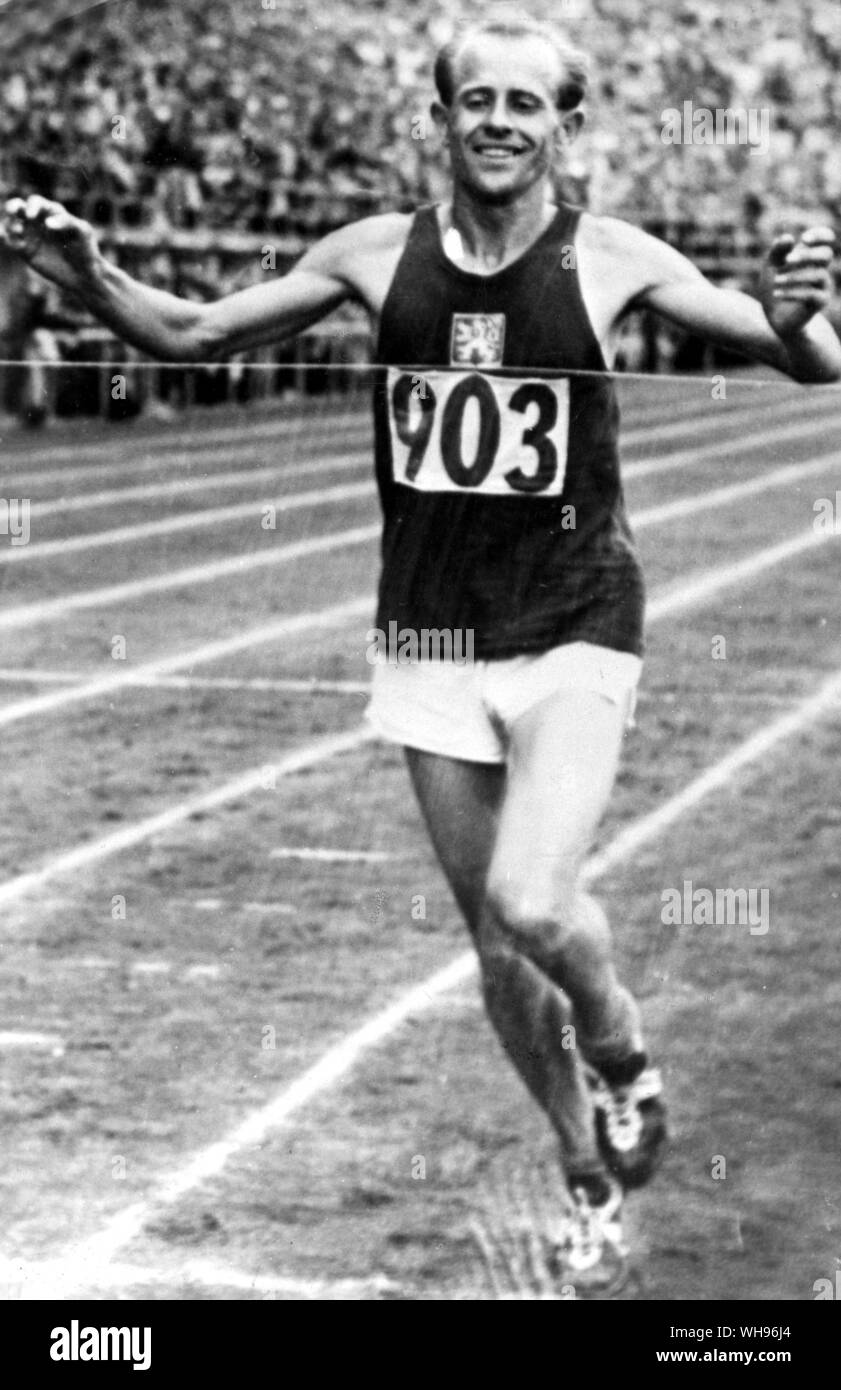 Finnland, Helsinki/Olympics, 1952: Emil Zatopek der Tschechoslowakei gewinnt die Goldmedaille. Stockfoto