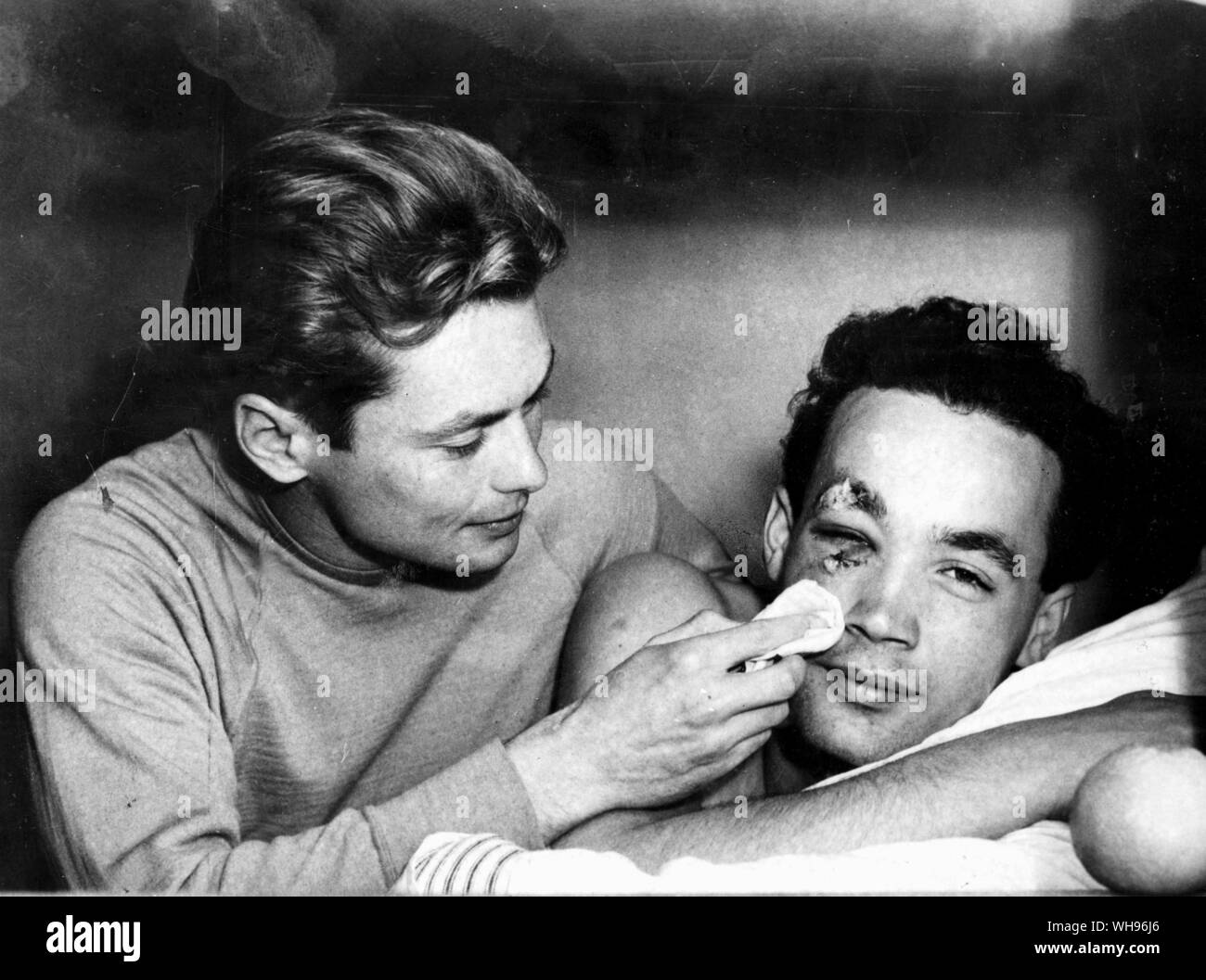 Aus., Melbourne, Olympics, 1956: Ervin Zador (Ungarn) erhält einige medizinische Aufmerksamkeit von einem Teamkollegen, Miklos Martin, nach einem Wasserball Spiel gegen die UDSSR. Stockfoto