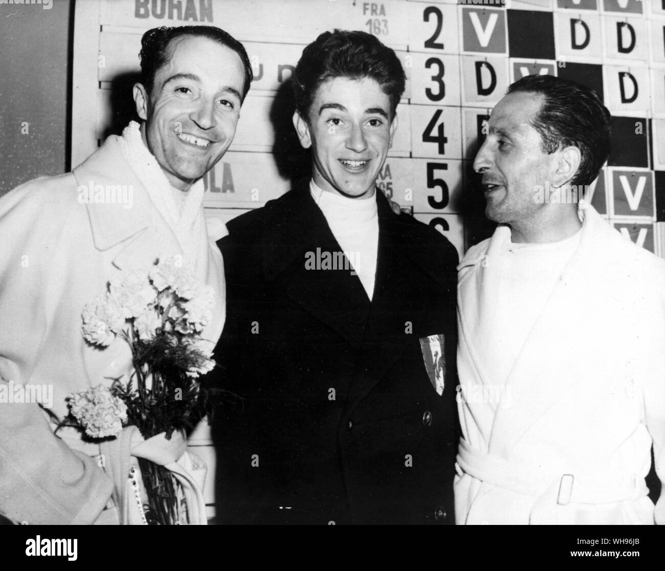 Finnland, Helsinki/Olympics, 1952: Christian D'Oriola (Mitte) von Frankreich, der Sieger der einzelnen Folien mit Manlio Di Rosa von Italien (rechts) und Edcardo Mangiarotti von Italien (links), die zweite wurde gesehen wird. Stockfoto