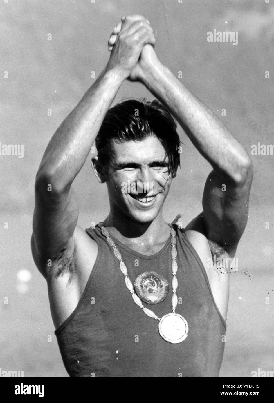 Italien, Rom, Olympische Spiele, 1960: Wjatscheslaw Iwanow (UDSSR) Verschlüsse seine Hände nach dem Gewinn der Goldmedaille in der einzigen Schädel während der Rowboat Competition auf den Albaner See. Stockfoto