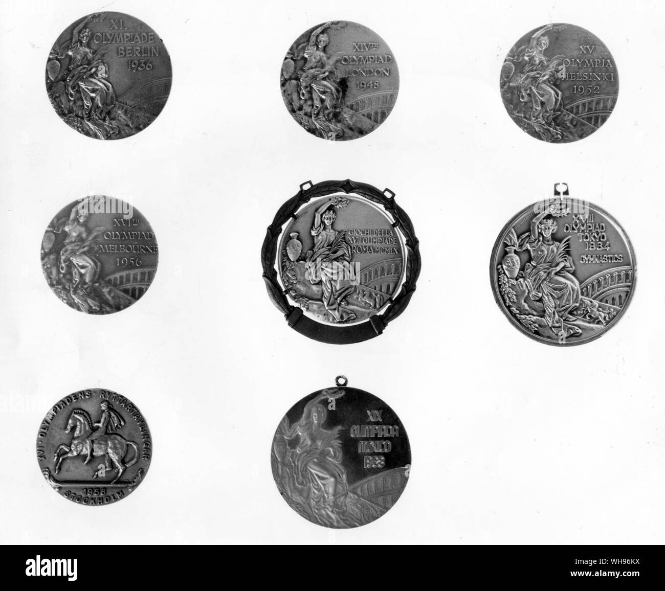 Offiziellen olympischen Medaillen von 1936-1968. Beachten Sie, dass die equestrain Medaille 1956 enthalten ist.. obere Reihe l-r: 1936, Berlin. 1948, London. 1952, Helsinki Mitte der Zeile l-r: 1956, Melbourne. 1960, Rom. 1964, Tokio. Untere Reihe L-r: 1956, Stockholm, Pferdesport. 1968, Mexiko Stockfoto