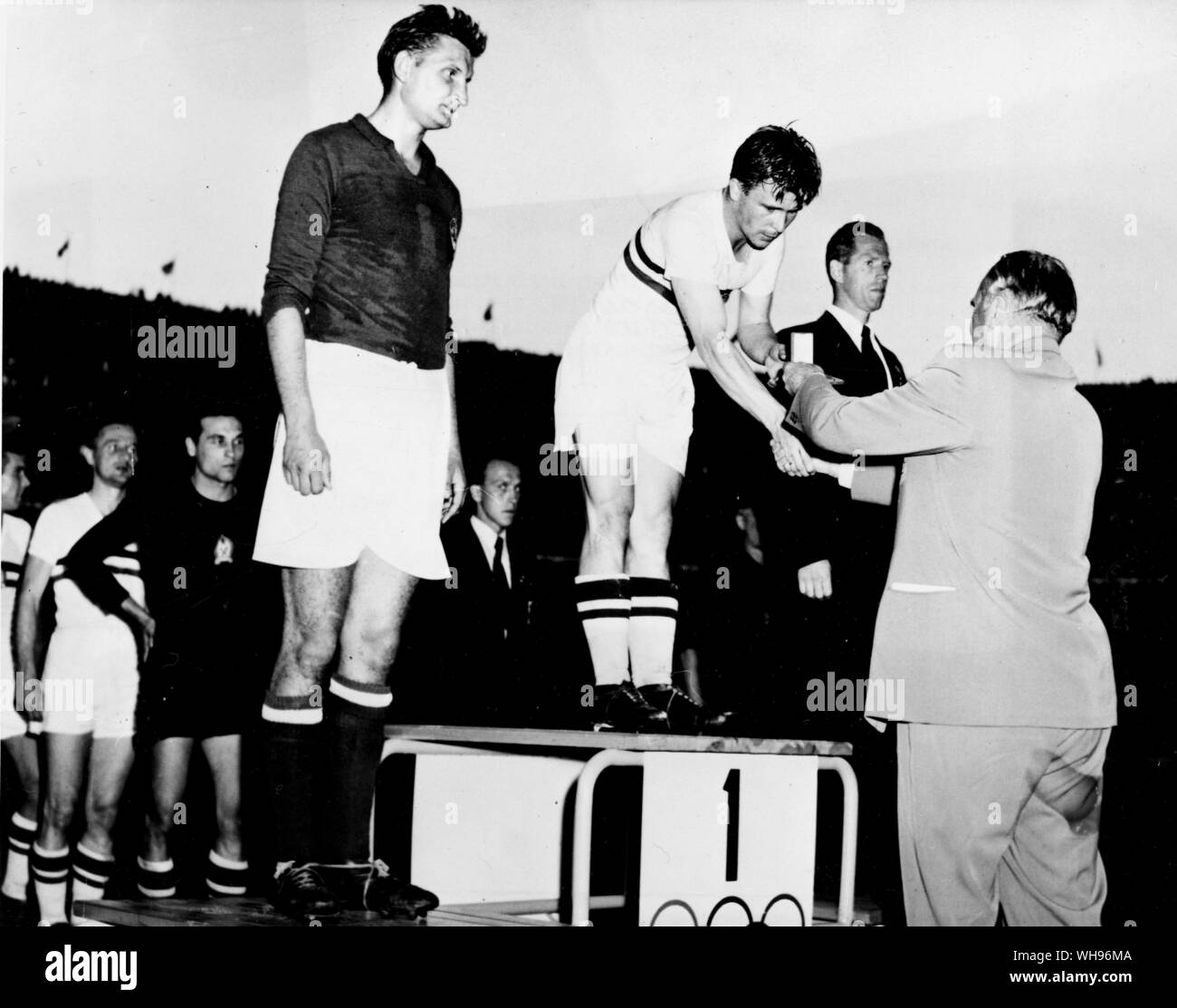 Finnland, Helsinki/Olympics, 1952: Die Olympischen Fußball-Finale wurde von Ungarn gewonnen (in weiß), der Jugoslawien von 2-0. Schweden gewann Bronze. Erich Frenckell, Präsident des Olympischen Organisationskomitees, macht die Präsentation. Stockfoto