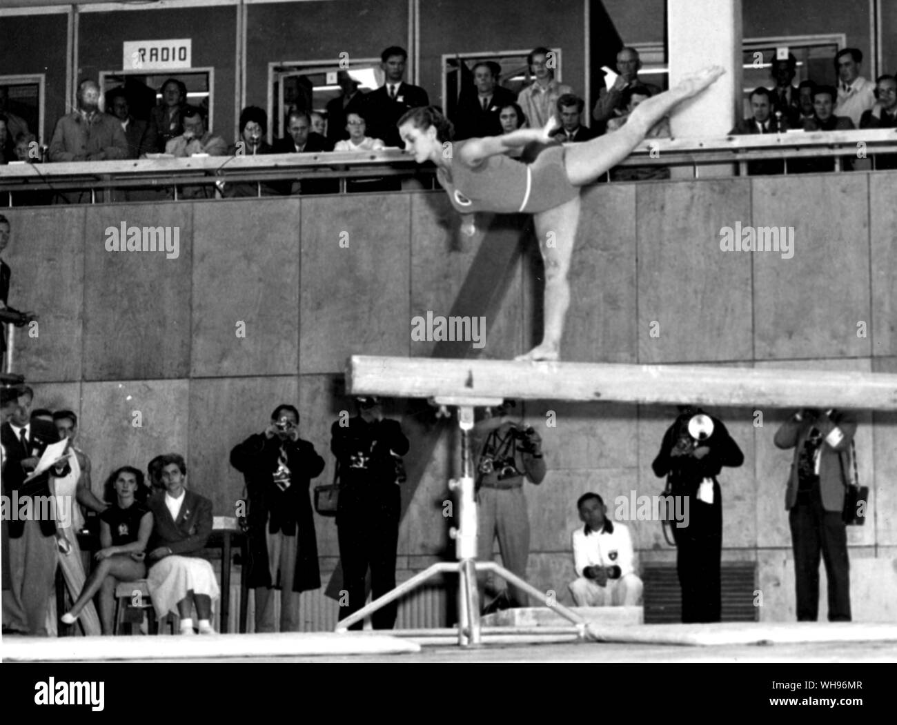 Finnland, Helsinki/Olympics, 1952: Nina Botcharova (UDSSR), Sieger der Gymnastik der Frauen, auf dem Balken. Stockfoto