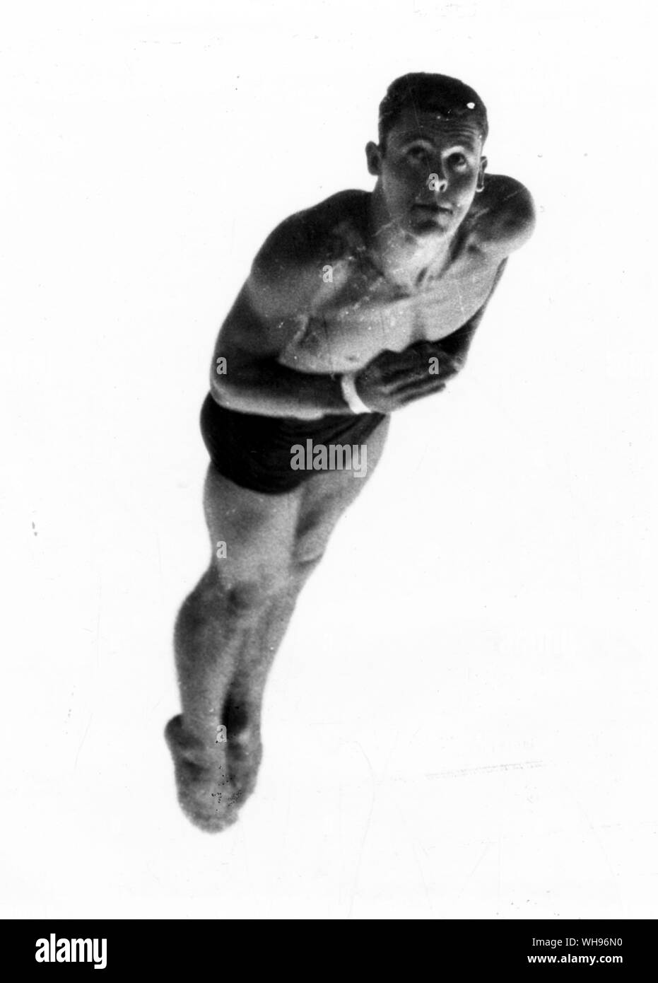 Italien, Rom, Olympische Spiele, 1960: Bob Webster der USA stürzt poolwards in der Endrunde der Turmspringen Ereignis. Stockfoto