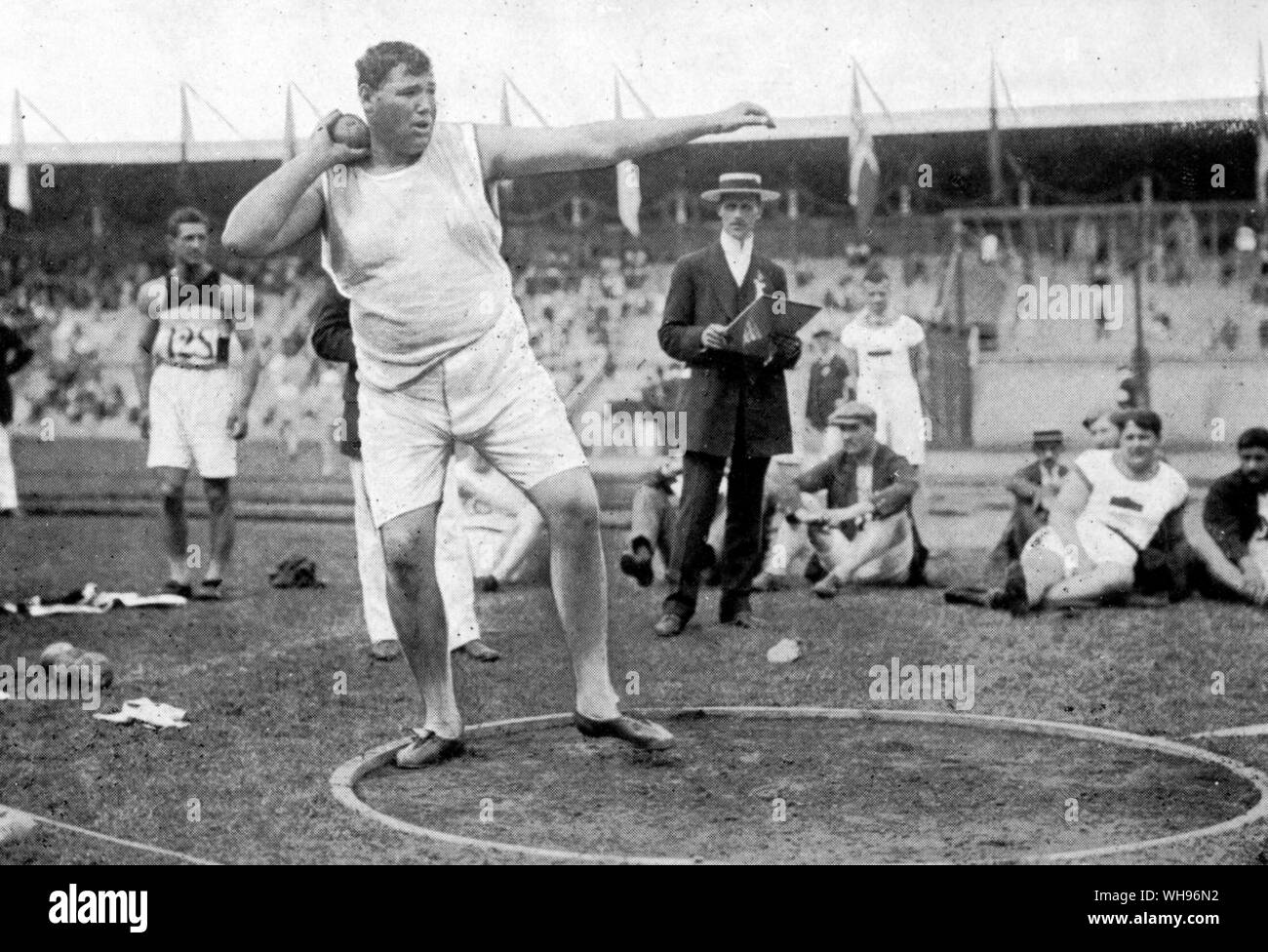 Das Gewicht Ralph Rose USA Sieger der Olympischen Spiele 1912 in Stockholm Stockfoto