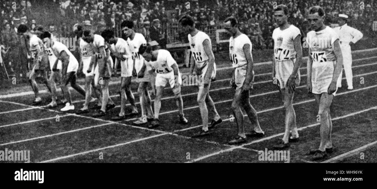 Frankreich, Paris Olympics, 1924: Männer 5000 m Finale. l-r: L. Dolques, E Seppala, V Ritola, E Rastas, L Mascaux, K Okasaki, C T Clibbon, F C Saunders, ein Eriksson, E, J L Romig, P Nurmi.. Stockfoto