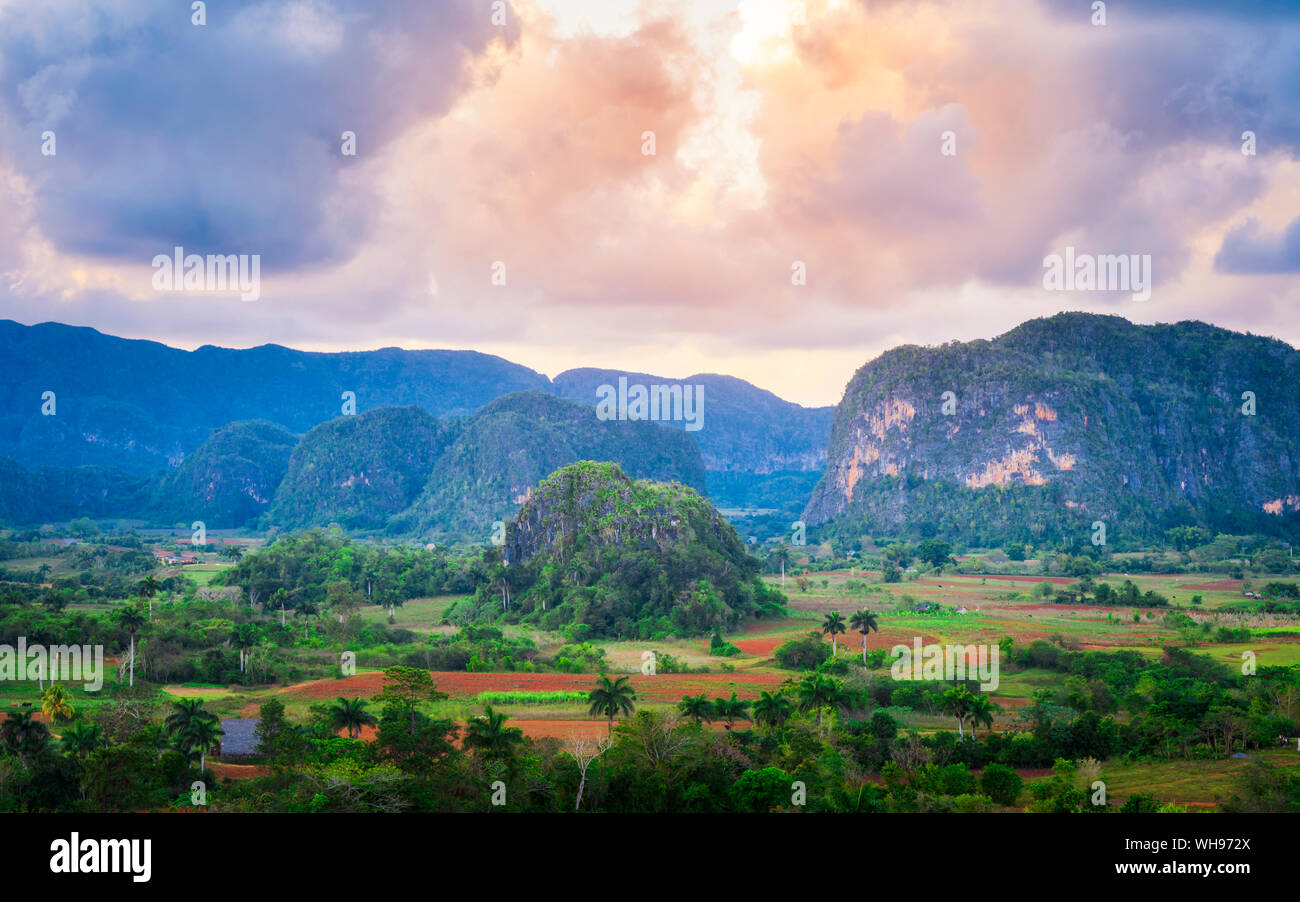 Blick auf Tal von Vinales bei Sonnenuntergang, UNESCO-Weltkulturerbe, Provinz Pinar del Rio, Kuba, Karibik, Karibik, Zentral- und Lateinamerika Stockfoto
