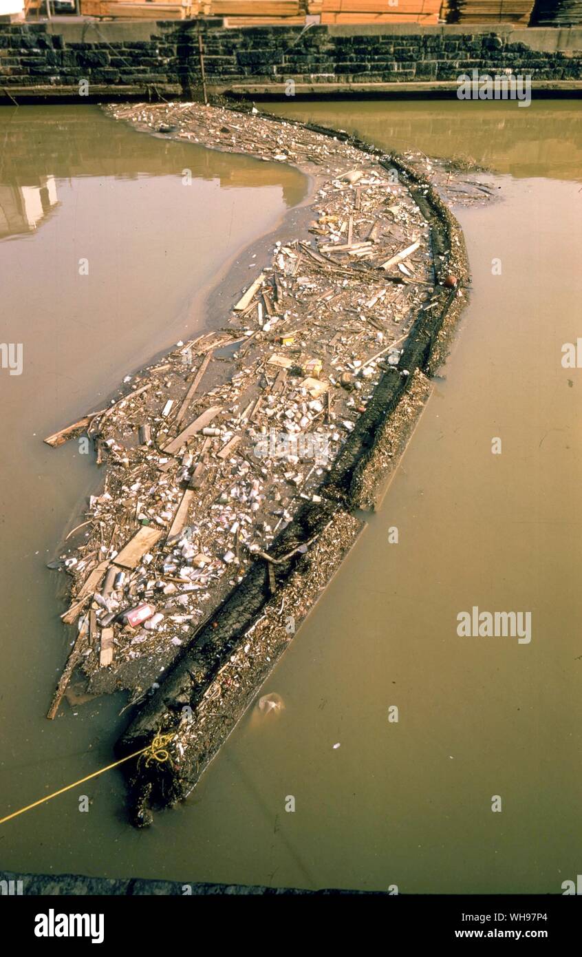 Ausleger über Balltimore Hafen heraus zu halten Müll Müll Stockfoto