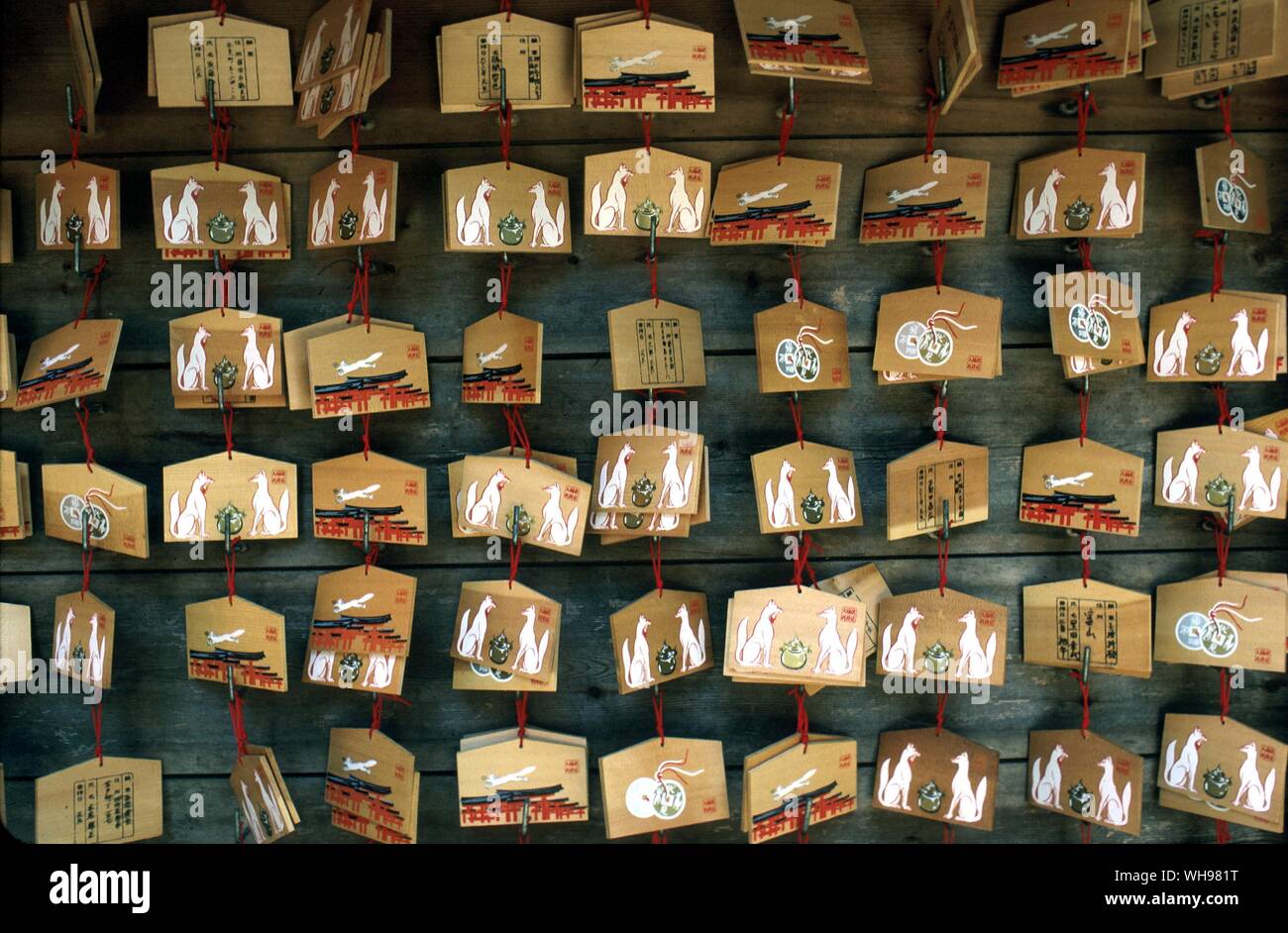 Fox ema am Fushimi Inari in Kyoto. Der Brauch des schreiben Wünsche auf der Rückseite des Holz- bilder aus der Tradition des Spendens Pferde an wallfahrtsorten entwickelt. Menschen, die es sich nicht leisten könnten, echten Pferde Ihnen skizziert auf ein Stück Holz Stockfoto