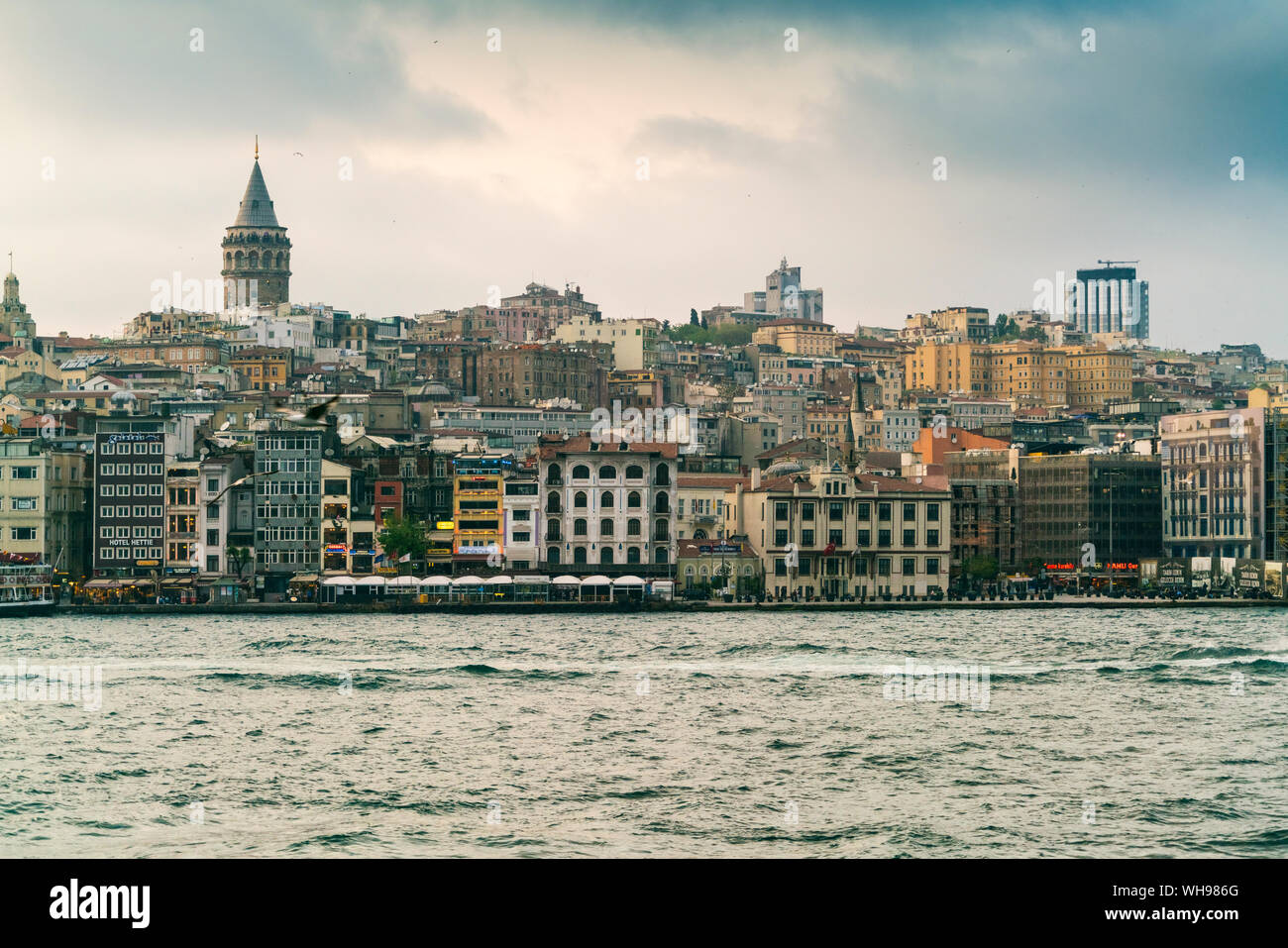 Anzeigen von Karaköy und der Galata Turm vom Bosporus, Istanbul, Türkei, Europa Stockfoto